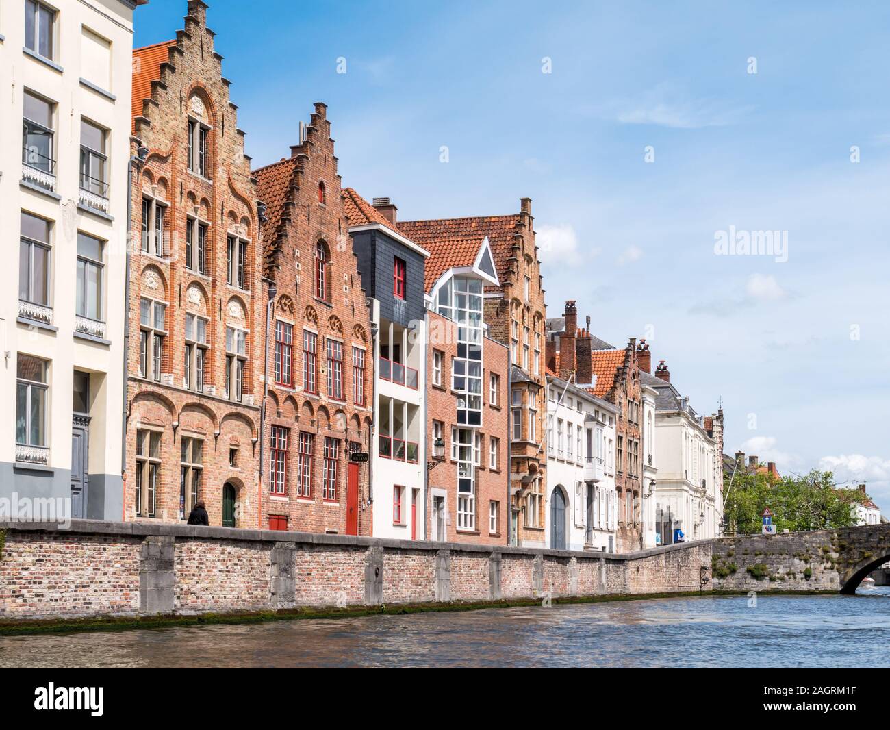 Historische alte und neue Fassaden von Häusern entlang Spiegelrei Kanal in Brügge, Belgien. Stockfoto