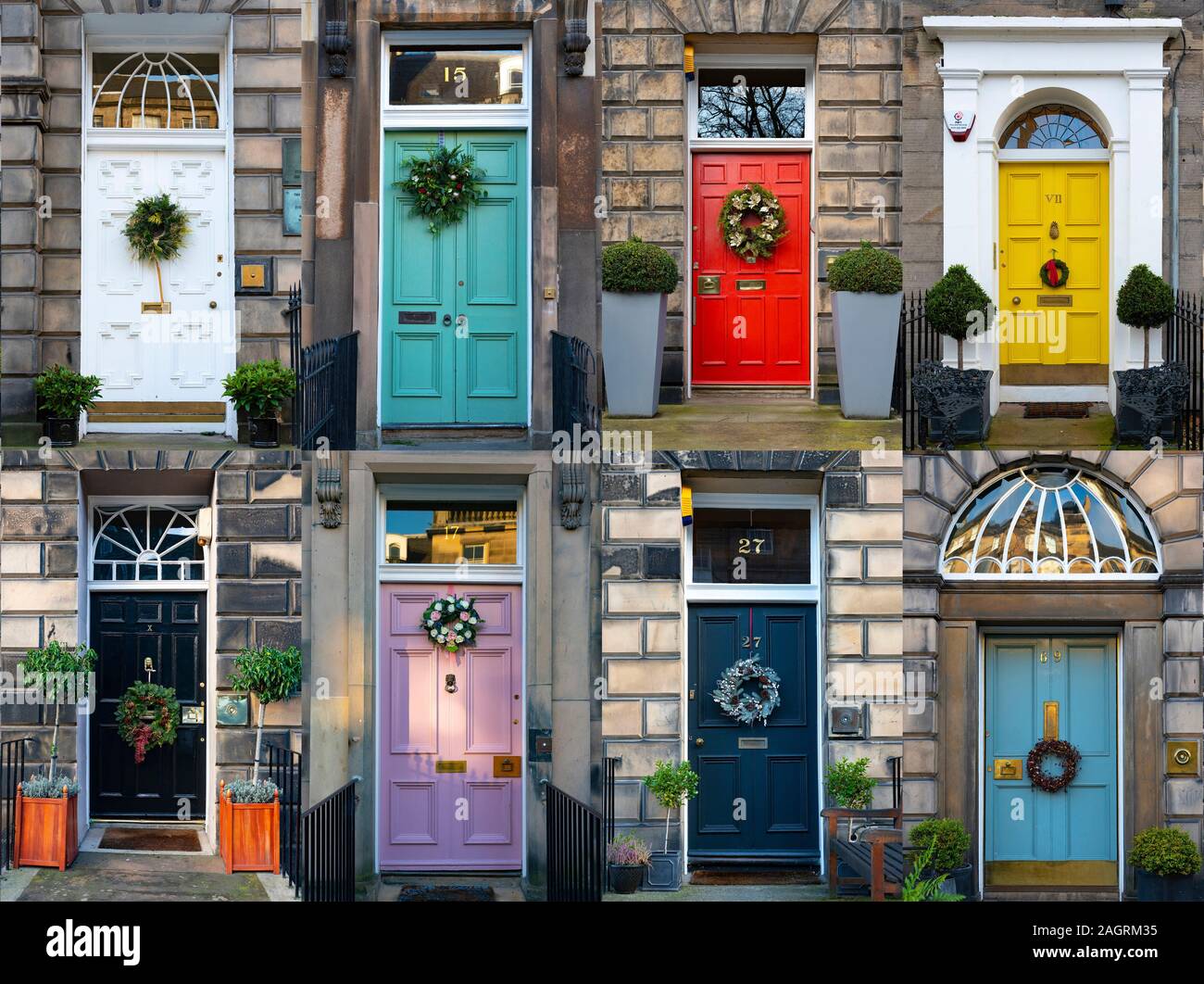 An den farbenfrohen Türen der Stadthäuser in Edinburghs historischer Neustadt sind eine große Auswahl an Weihnachtskränzen befestigt. Schottland, Großbritannien Stockfoto