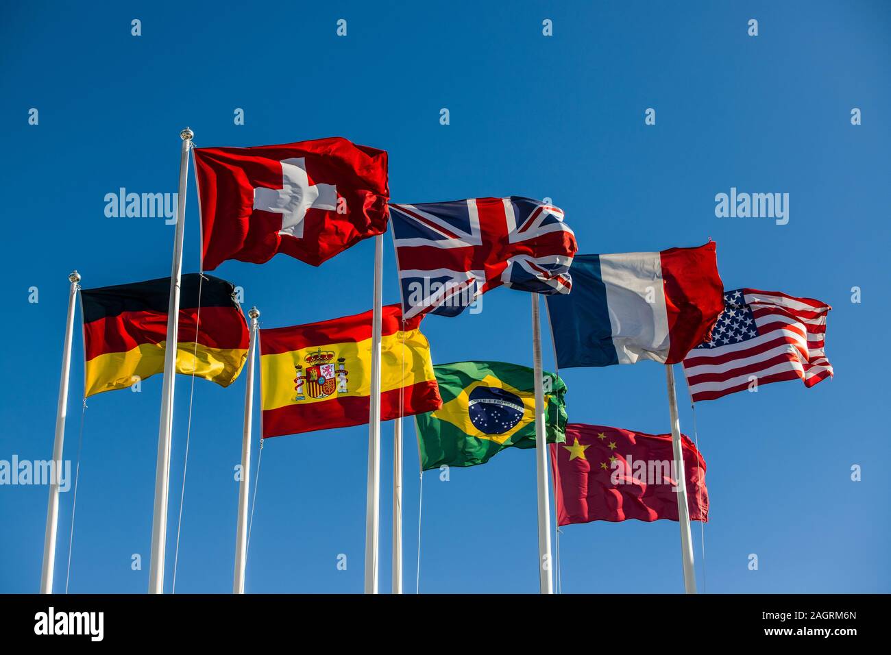 Sammlung inernationaler Flaggen in blauem Himmel Stockfoto
