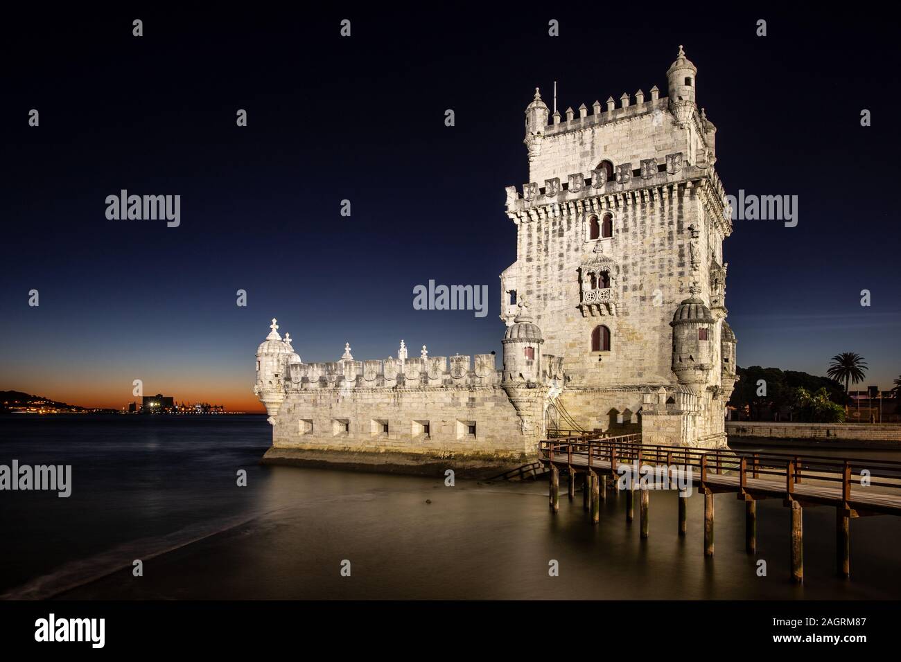 Torre de Belém in Lissabon nach Sonnenuntergang. Stockfoto