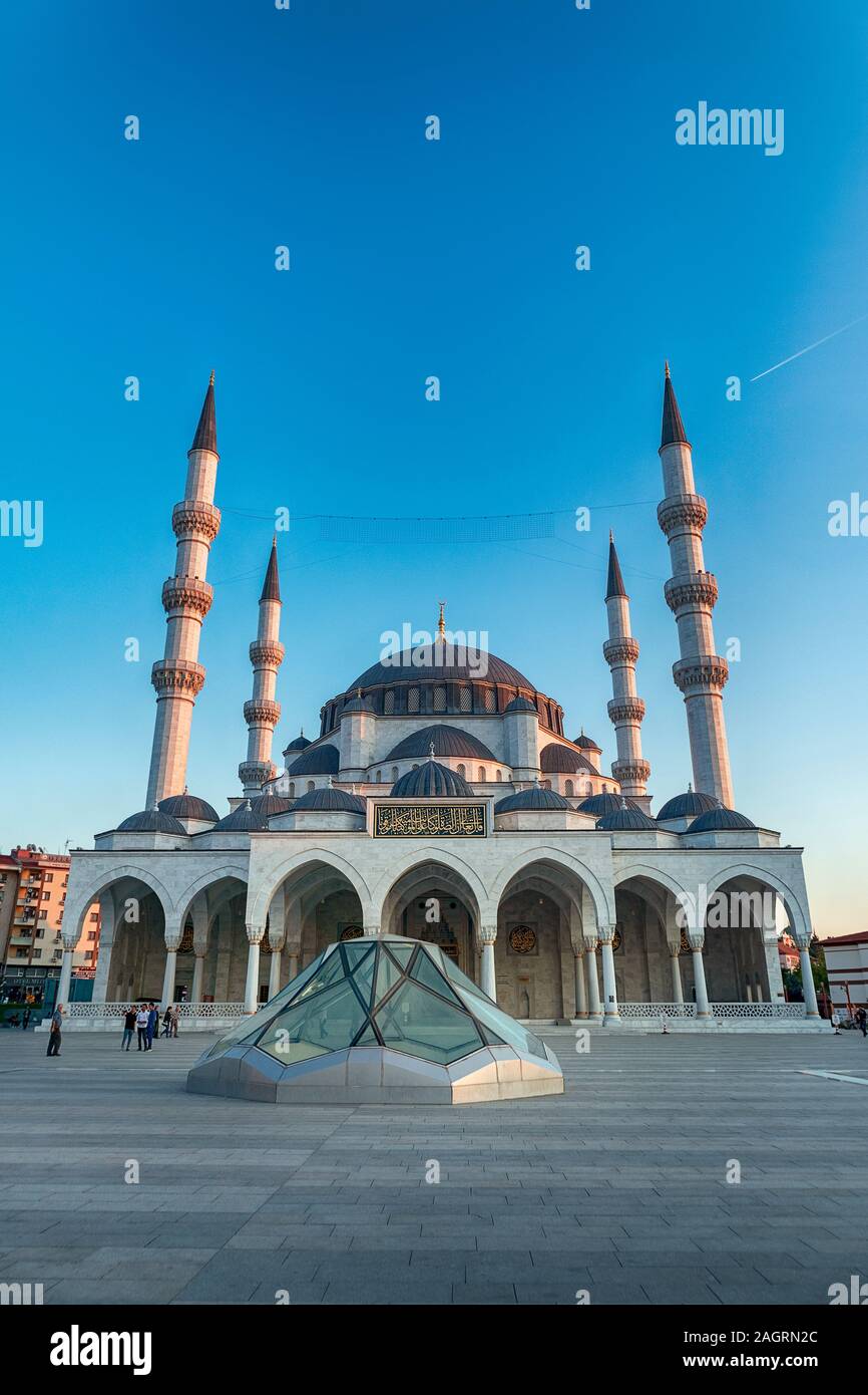 Neue Melike Hatun Moschee, in der Nähe von Genclik Park, in Ankara, Türkei bei Sonnenuntergang Stockfoto