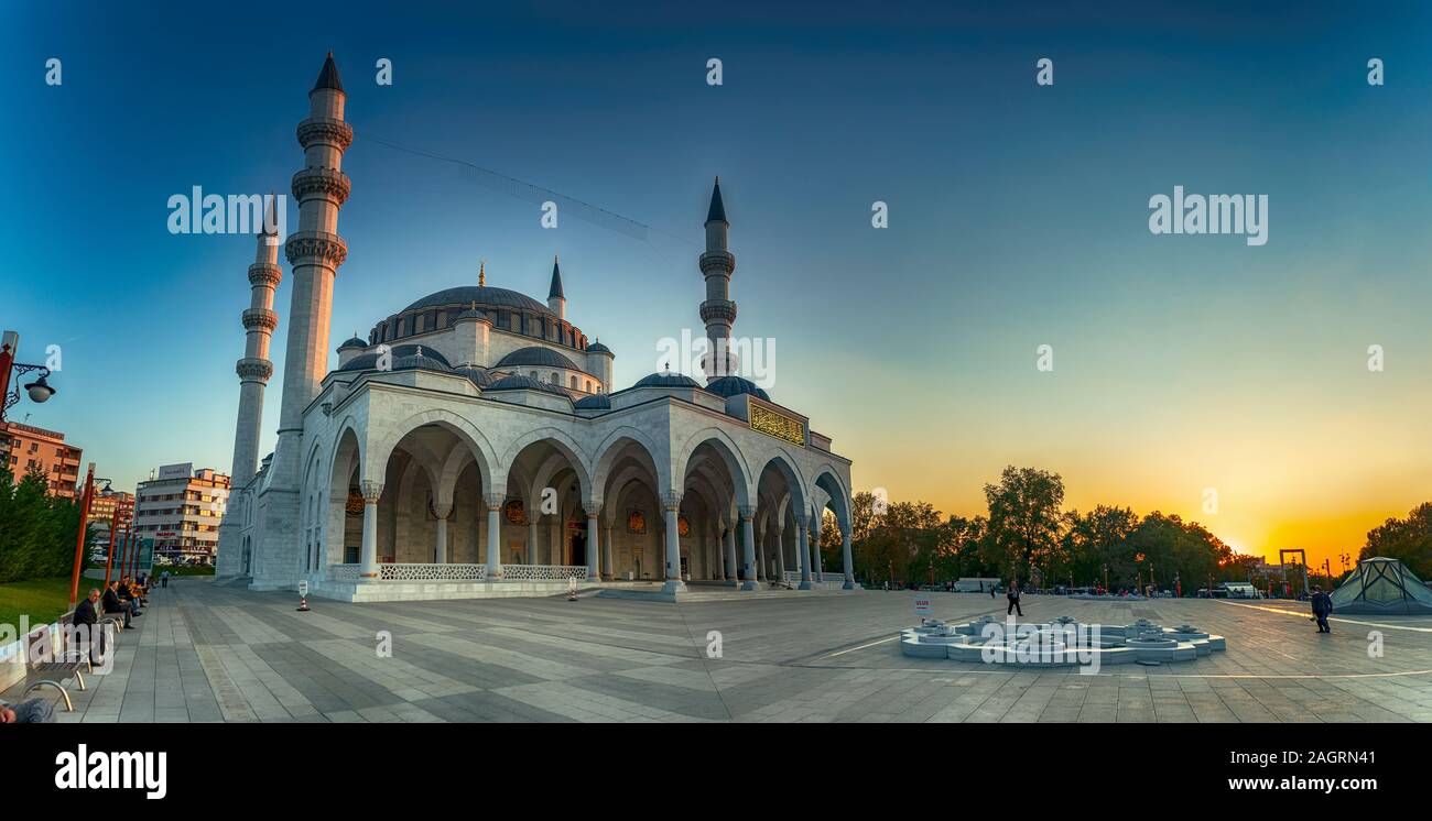 Neue Melike Hatun Moschee, in der Nähe von Genclik Park, in Ankara, Türkei bei Sonnenuntergang Stockfoto