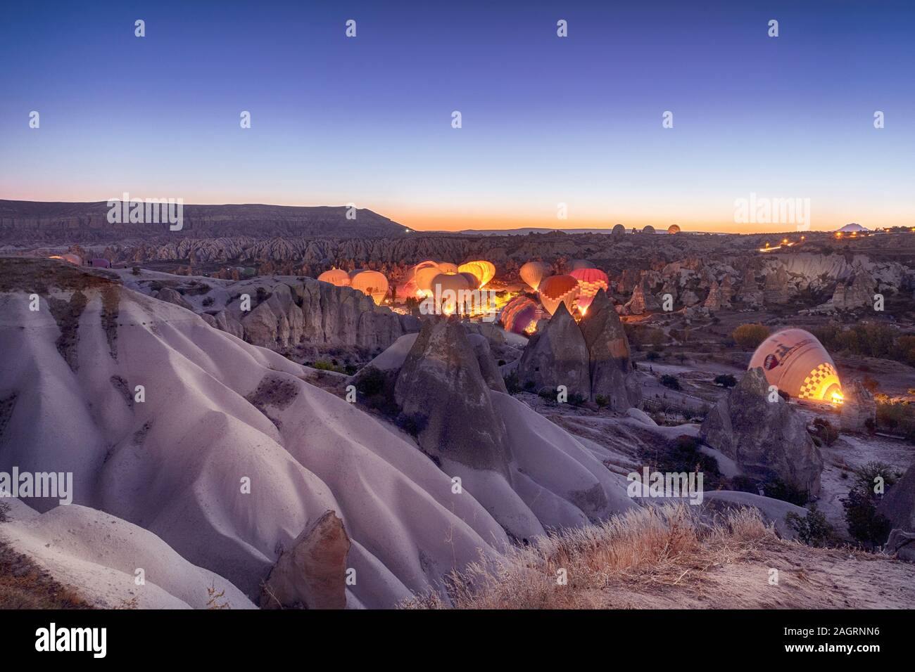 Heißluft-Ballone Tour über die Berge Landschaft Herbst sunrice Kappadokien, Nationalpark Göreme, Türkei Natur Hintergrund. Stockfoto