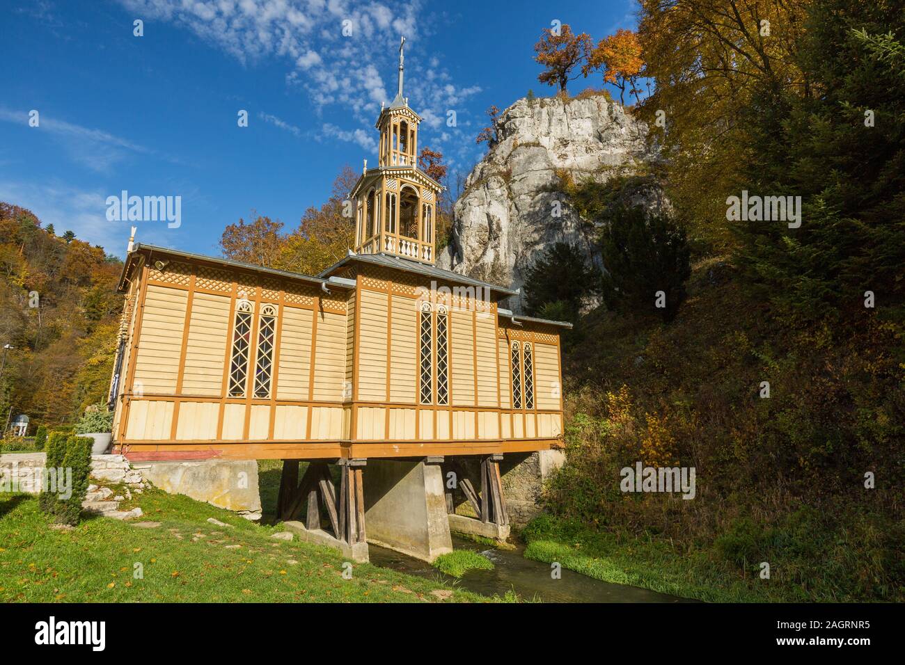 Kapelle auf dem Wasser, oder die Kapelle des hl. Josef des Arbeiters ist eine Katholische hölzerne Kapelle in der Ojcowski Nationalpark, Woiwodschaft Kleinpolen befindet, Stockfoto