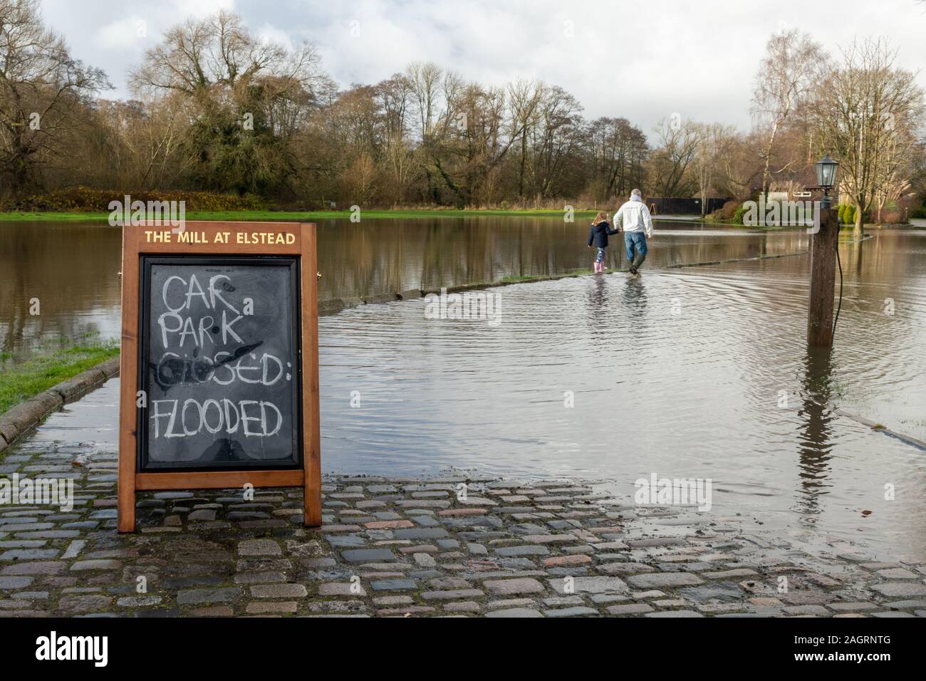 Elstead in der Nähe von Guildford, Surrey, Großbritannien. Dezember 2019. Der Fluss Wey hat seine Ufer in der Stadt Elstead geplatzt und zu lokalen Überschwemmungen geführt. Die beliebte Kneipe am Flussufer, die Mühle bei Elstead, ist stark betroffen, der Parkplatz steht komplett unter Wasser. Stockfoto