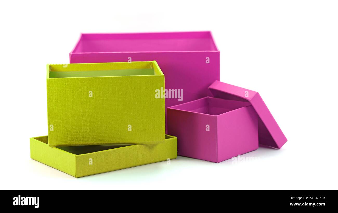 Leere bunte Kartons vor weißem Hintergrund Stockfotografie - Alamy