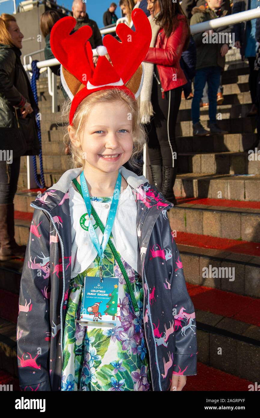 Pferderennbahn Ascot, Berkshire, Großbritannien. 21 Dez, 2019. Ascot Weihnachten Familie Rennwochenende, Evelyn Powell im Alter von 7 kann nicht warten, Santa in Ascot Rennen zu treffen. Credit: alamy Live News/Credit: Maureen Maureen McLean McLean/Alamy leben Nachrichten Stockfoto