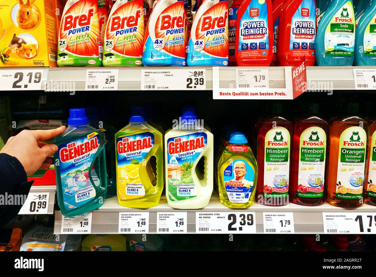 Reinigungsmittel Küche und sanitairy Reiniger in einem Geschäft  Stockfotografie - Alamy