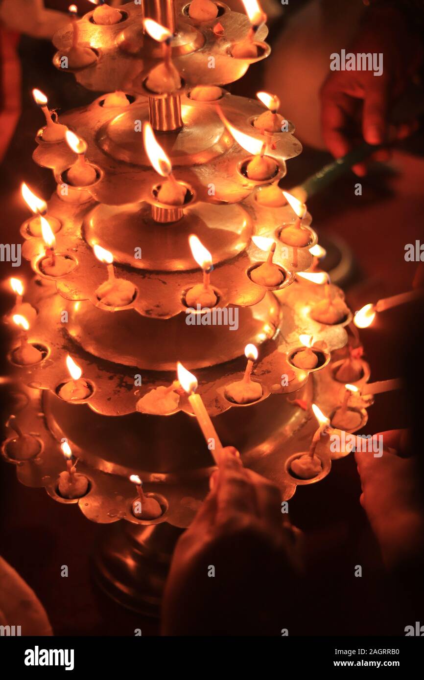 Kerzen für Ganga Aarti Zeremonie Stockfoto