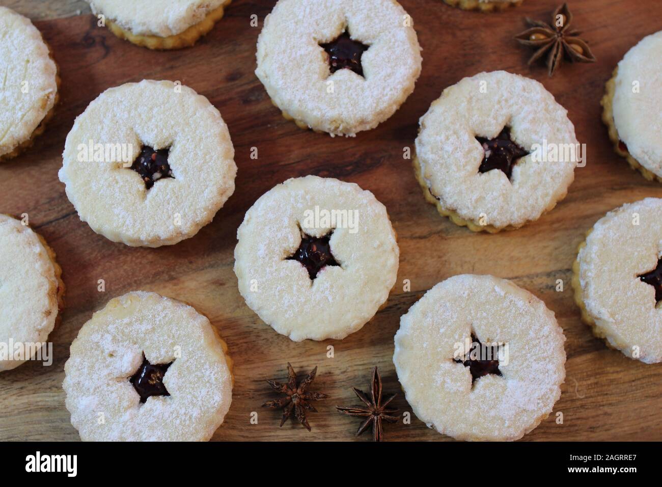 In der Nähe der traditionellen Linzer cookies auf dem hölzernen Hintergrund Stockfoto