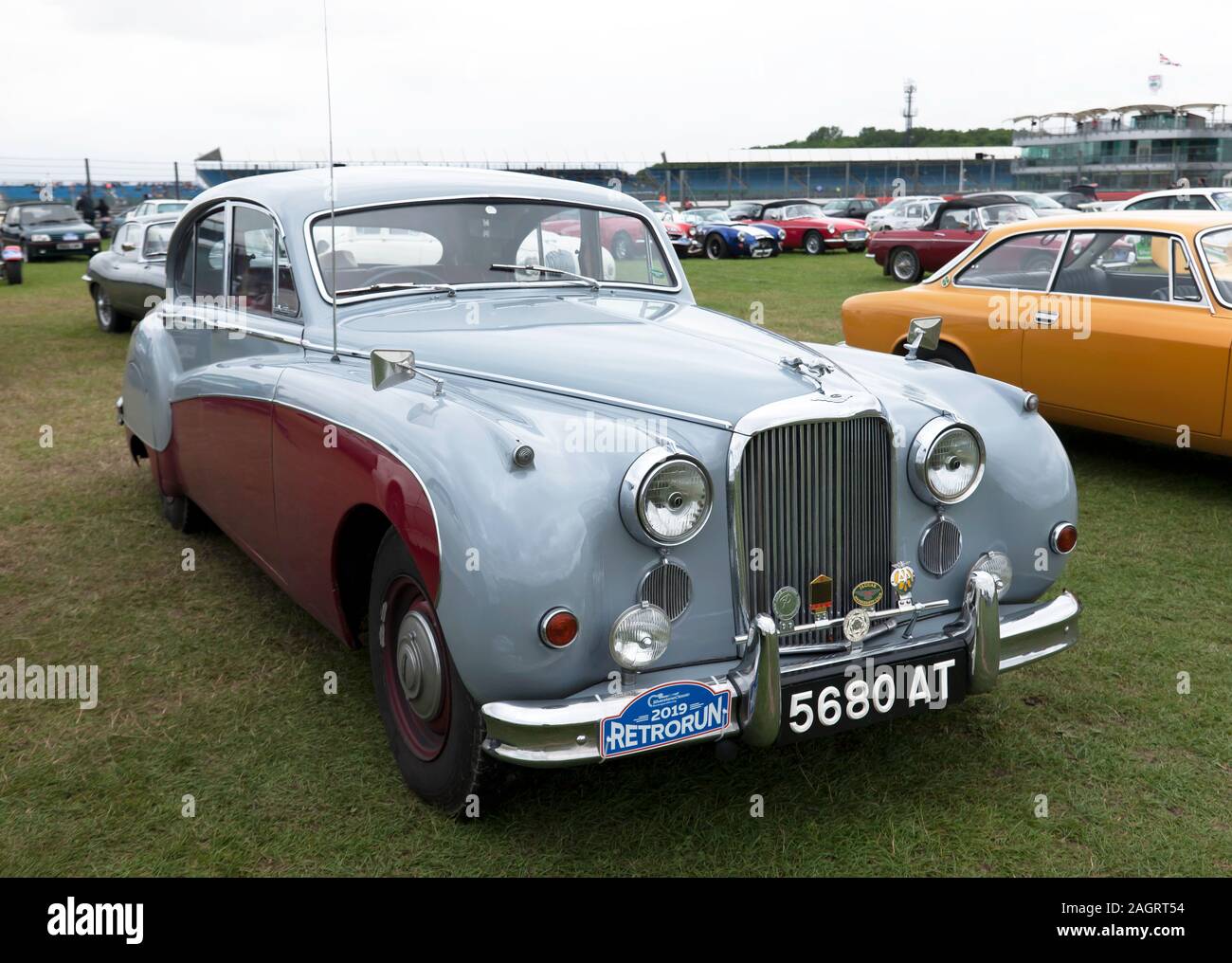 Drei Viertel Vorderansicht eines 1961, Grau, Jaguar Mk IX für die Anzeige in der Auto Club Zone, der 2019 Silverstone Classic Stockfoto