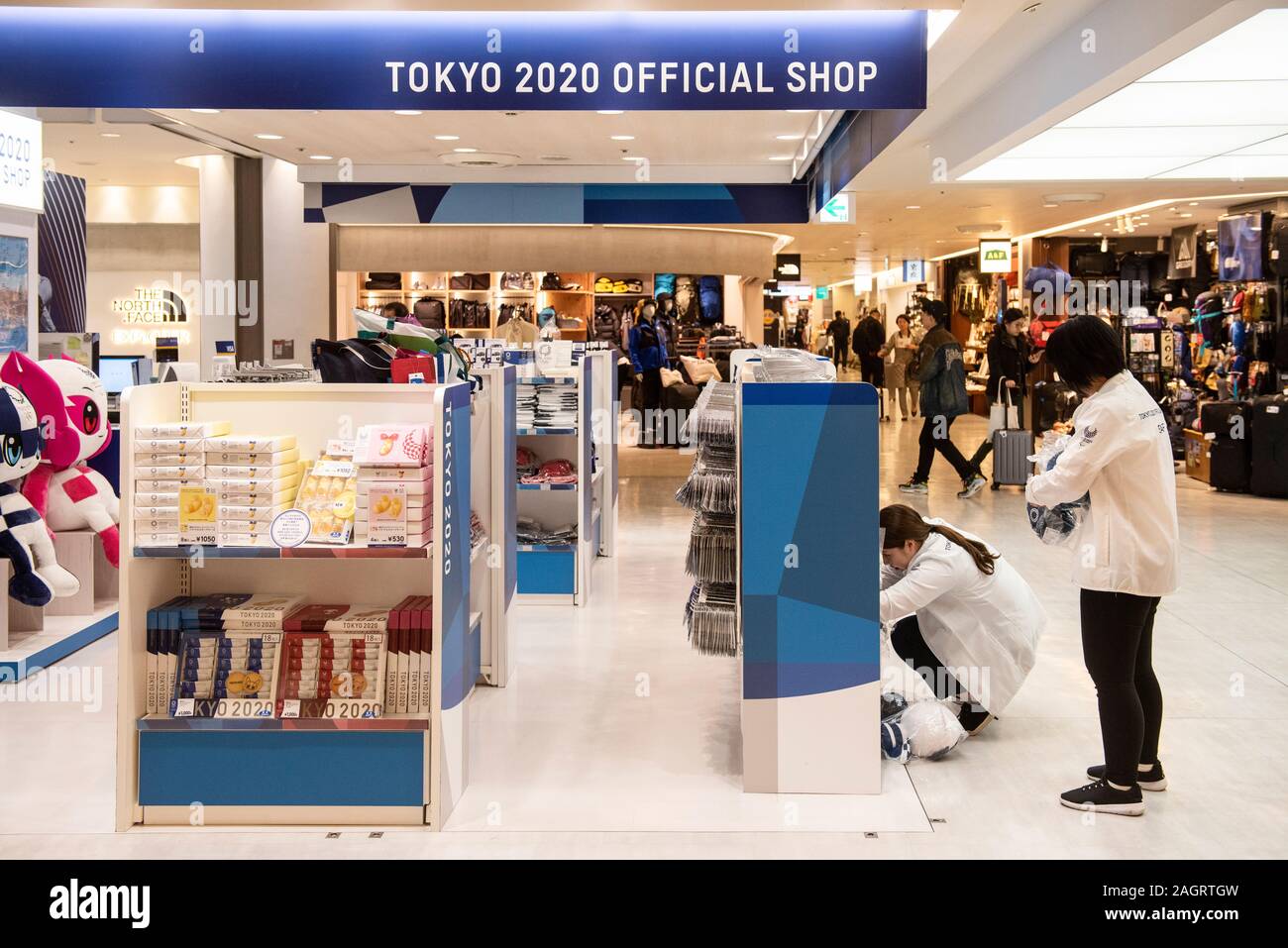 2020 Tokio Olympischen Spielen und Paralympics offizielle Merchandise Store in Tokyo Narita Flughafen gesehen. Stockfoto