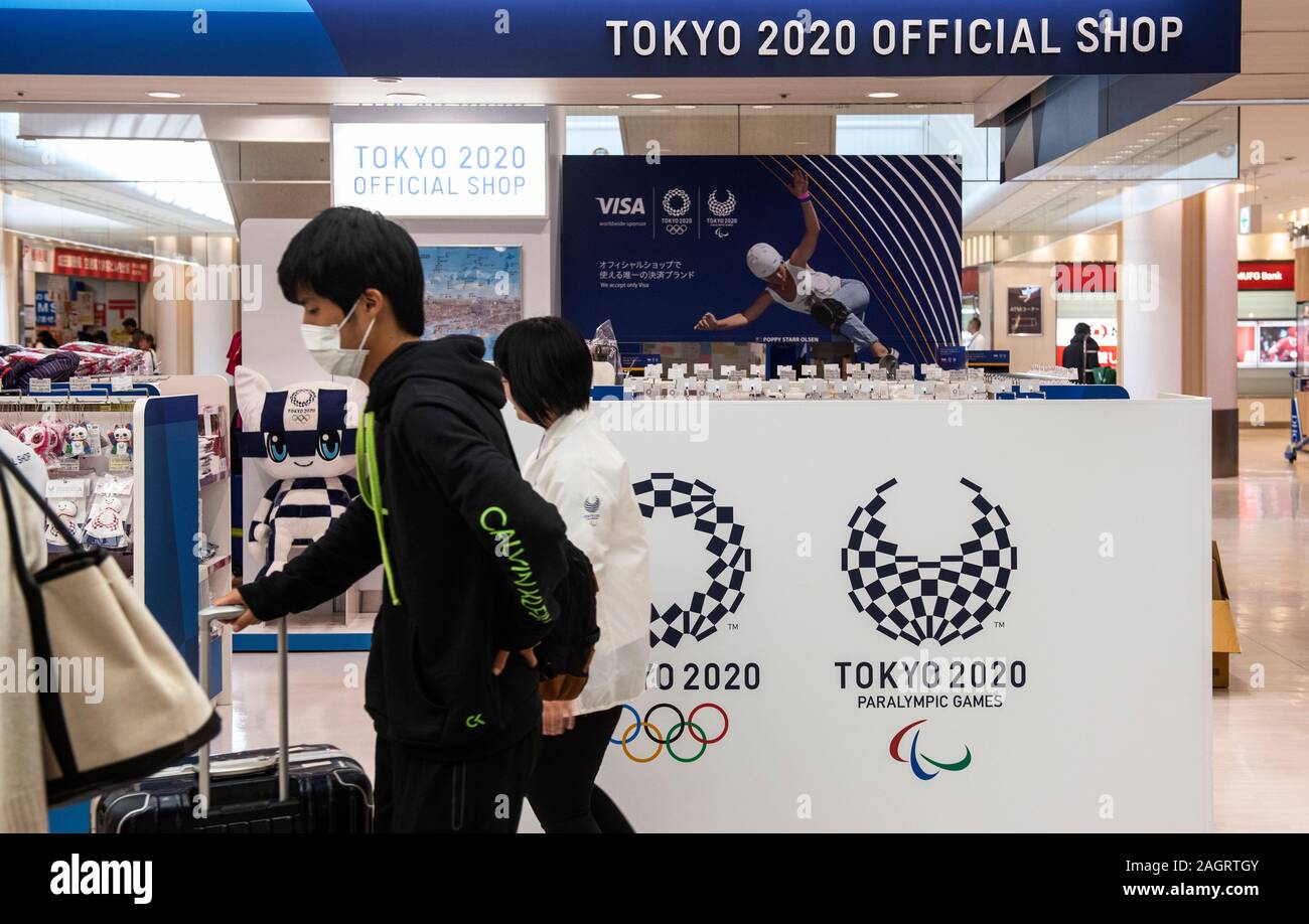 Reisende ging ein 2020 Tokio Olympischen Spielen und Paralympics offizielle Merchandise Store in Tokyo Narita Flughafen gesehen. Stockfoto