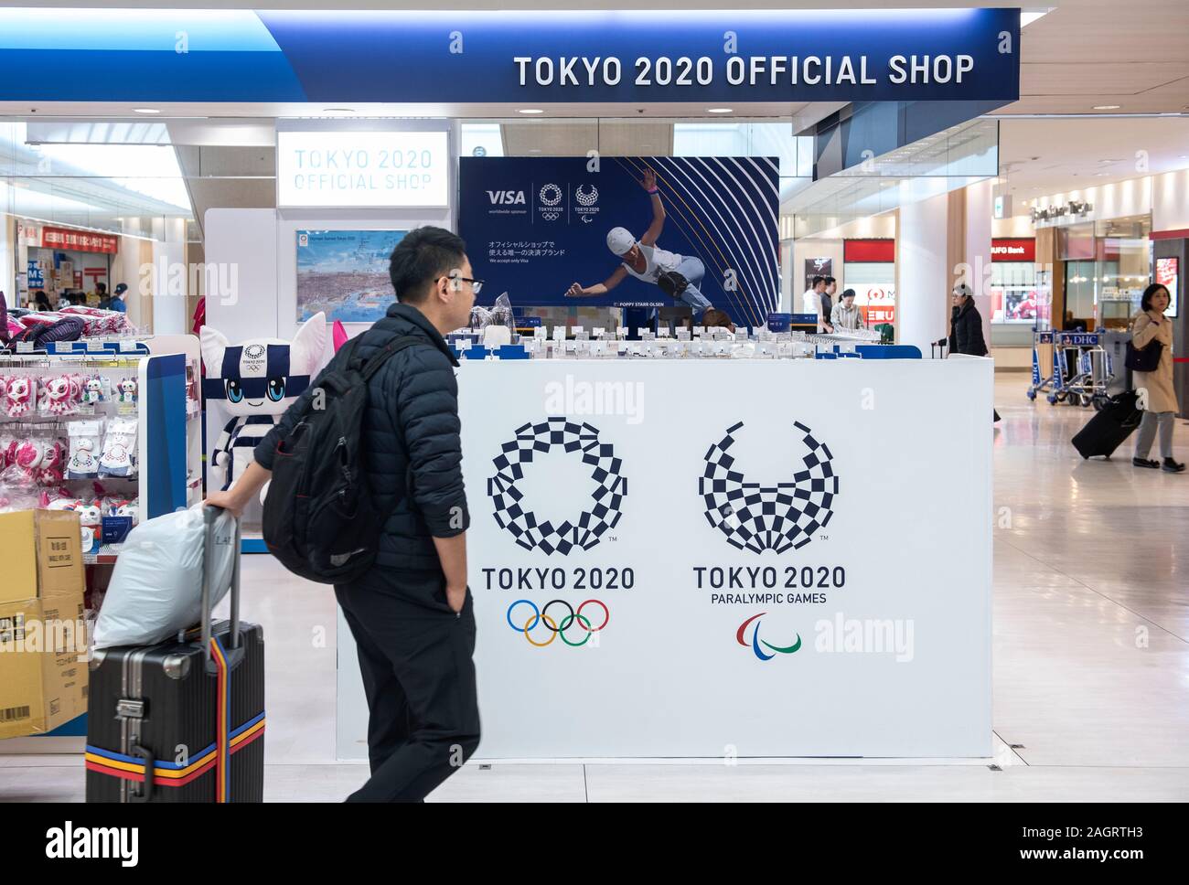Eine reisende ging vorbei, die Olympischen Spiele und Paralympics 2020 Tokio offizielle Merchandise Store in Tokyo Narita Flughafen gesehen. Stockfoto