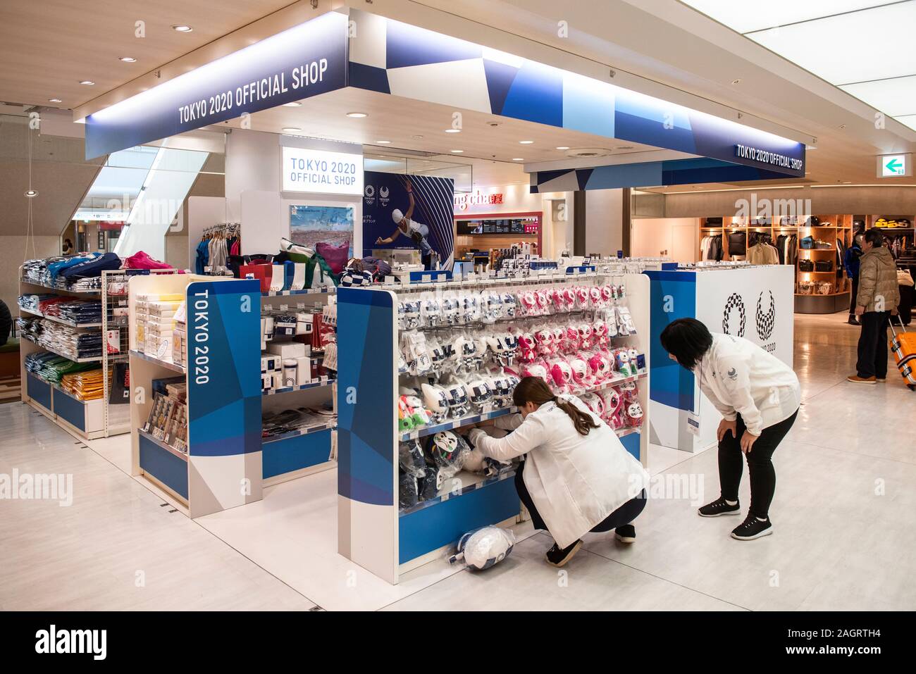 2020 Tokio Olympischen Spielen und Paralympics offizielle Merchandise Store in Tokyo Narita Flughafen gesehen. Stockfoto