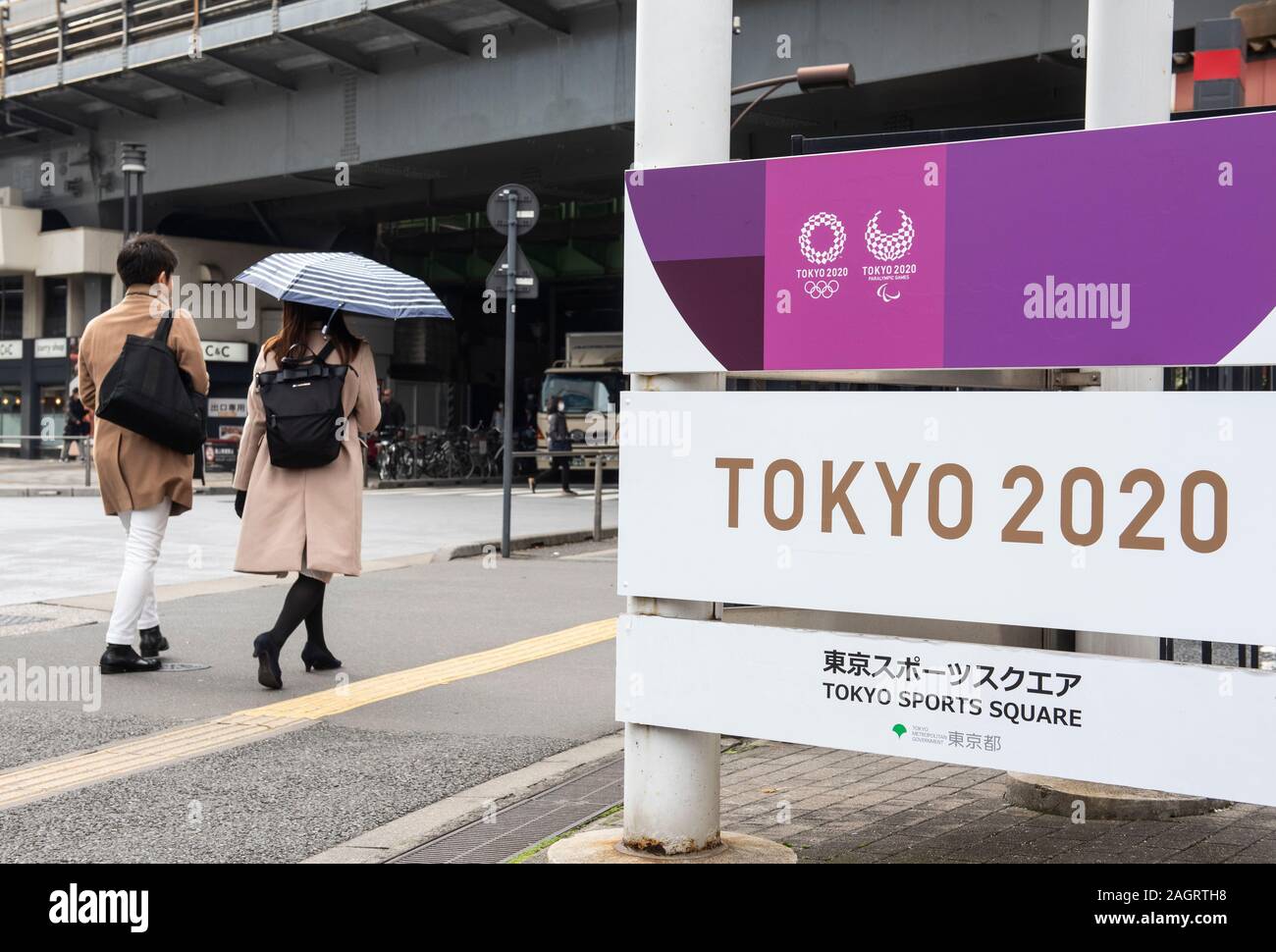 Pendler ging ein Zeichen zum Gedenken an den bevorstehenden Olympischen Spielen und Paralympics 2020 in Tokio in Tokio, Japan. Stockfoto