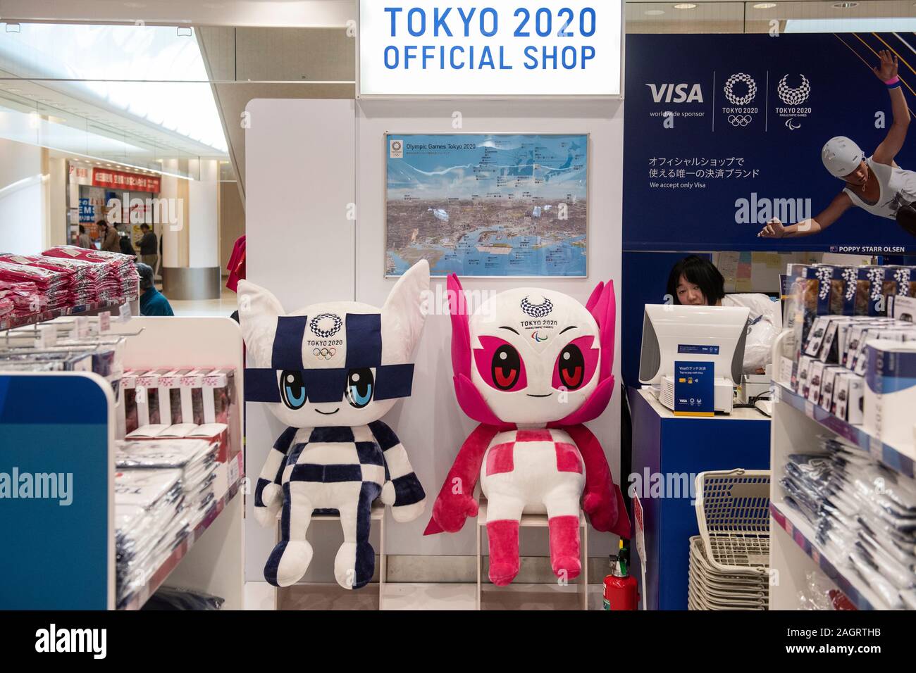 2020 Tokio Olympischen Spielen und Paralympics Maskottchen auf der offiziellen store in Tokyo Narita Flughafen gesehen. Stockfoto
