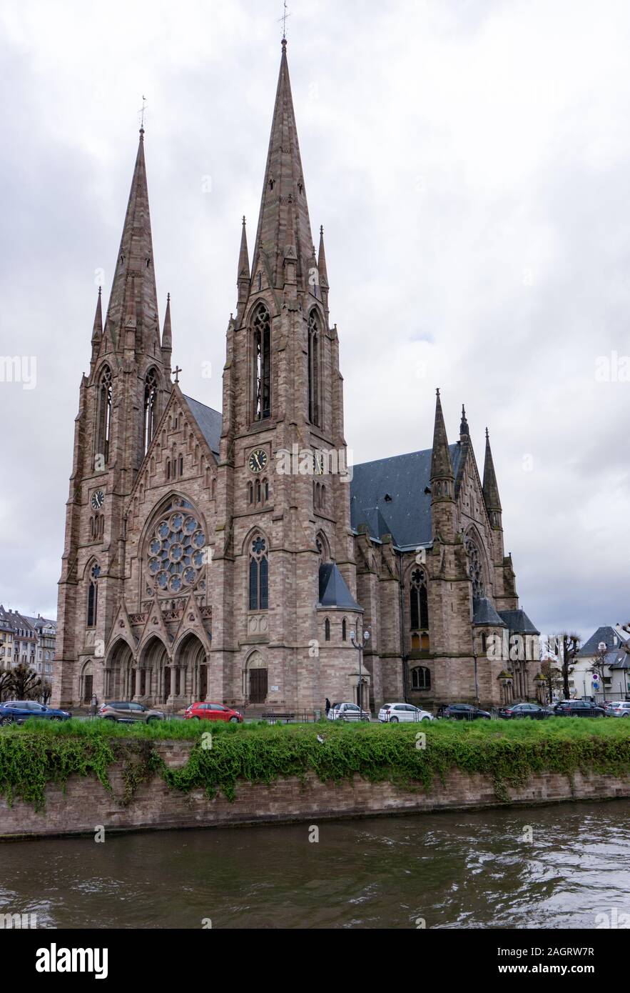 Straßburg, Paris/Frankreich - 14. Dezember, 2019: Blick auf die St. Paul's Kirche von Straßburg an einem kalten Tag Stockfoto