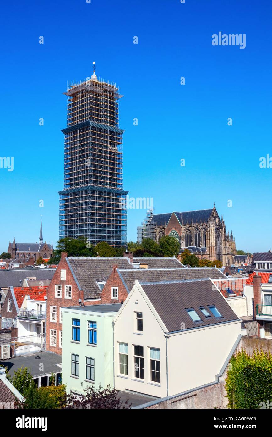 Strosteeg und die St. Martins Dom Turm an einem sonnigen Tag, völlig von Gerüsten aufgrund von Renovierungsarbeiten umgeben. Utrecht, Netherla Stockfoto