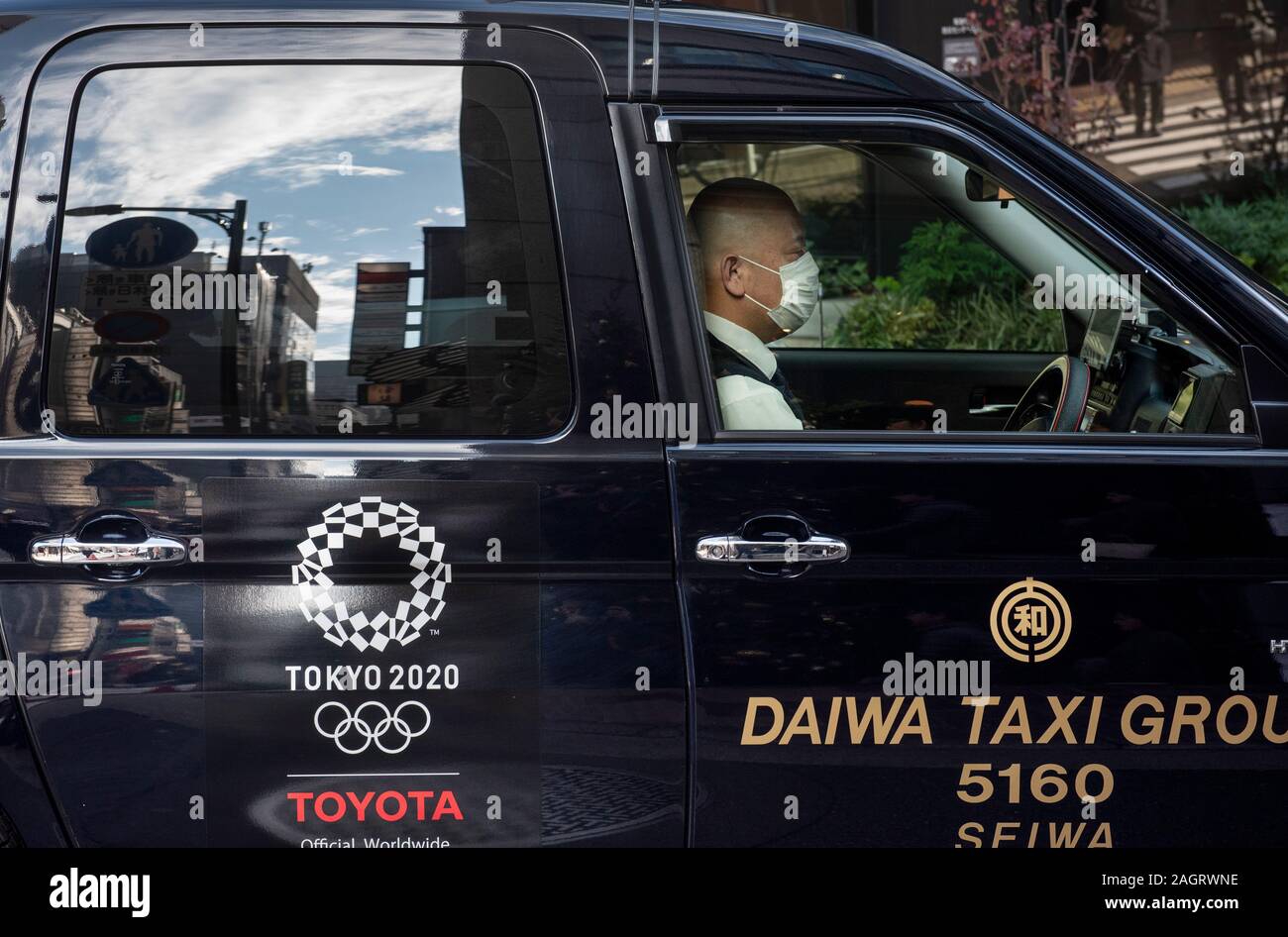 Ein 2020 Tokio Olympischen Spielen und Paralympics logo Aufkleber an der Seite eines Taxi Auto in Tokio, Japan gesehen. Stockfoto