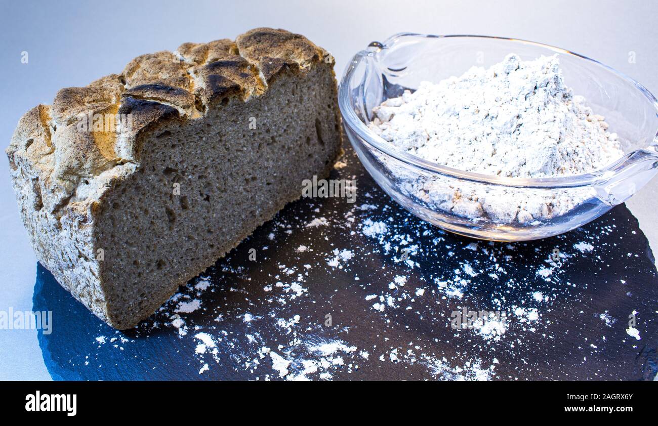 Von Glutenfreies Mehl und Brot, ideal wenn Sie reizdarmsyndrom Stockfoto