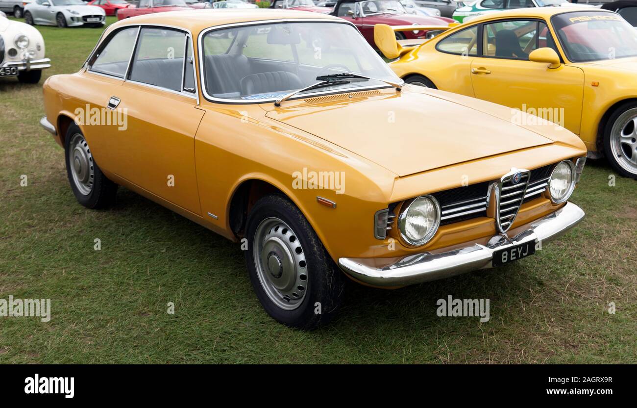Drei Viertel der Vorderansicht eine Gelbe, 1967, Alfa Romeo Giulia Sprint GT Veloce auf Anzeige in der Auto Club Zone, der 2019 Silverstone Classic Stockfoto
