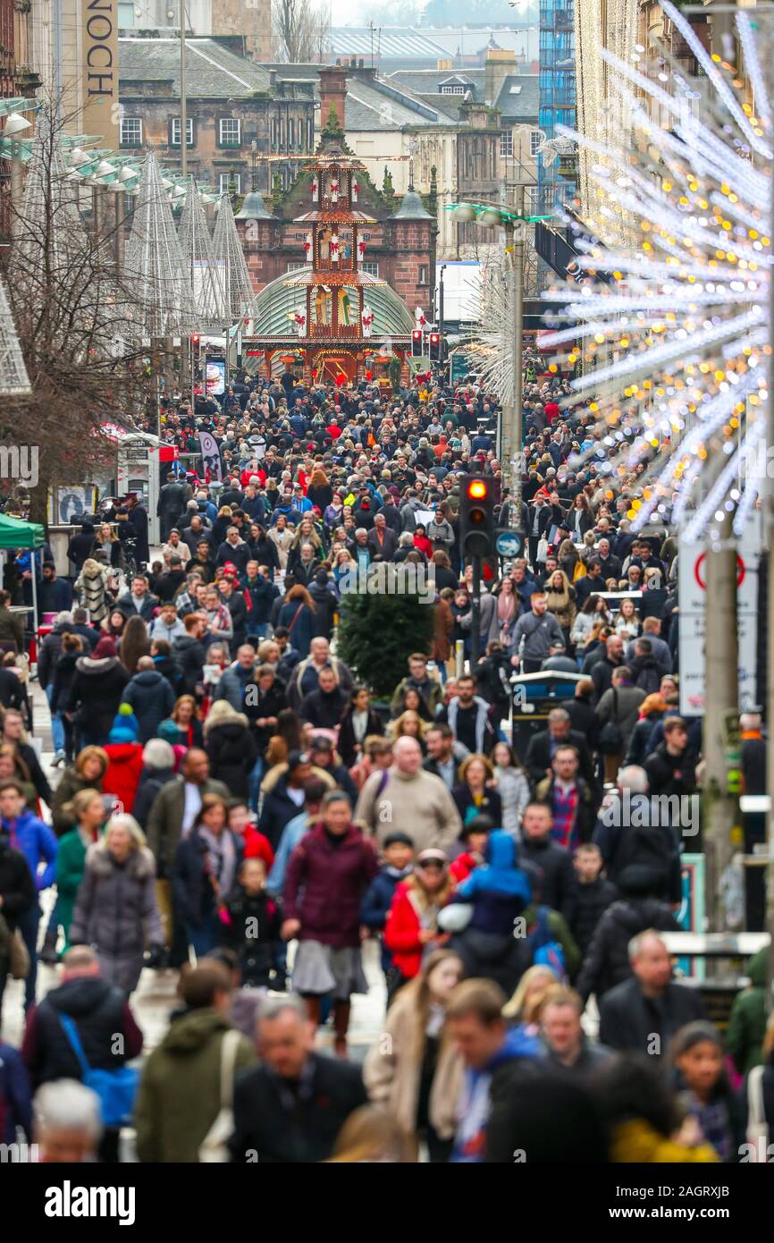 Glasgow, UK. 21. Dezember 2019. Am letzten Samstag vor Weihnachten einkaufen, Tausende von Kunden in Scharen in das Stadtzentrum von Glasgow auf die Straße Unterhaltung durch Govan Zweig der Heilsarmee, die internationale Lebensmittel auf den Märkten und die vielen executive Geschäfte in der Buchanan Street, Glasgow's tyle Meile" bekannt. Credit: Findlay/Alamy Nachrichten Stockfoto