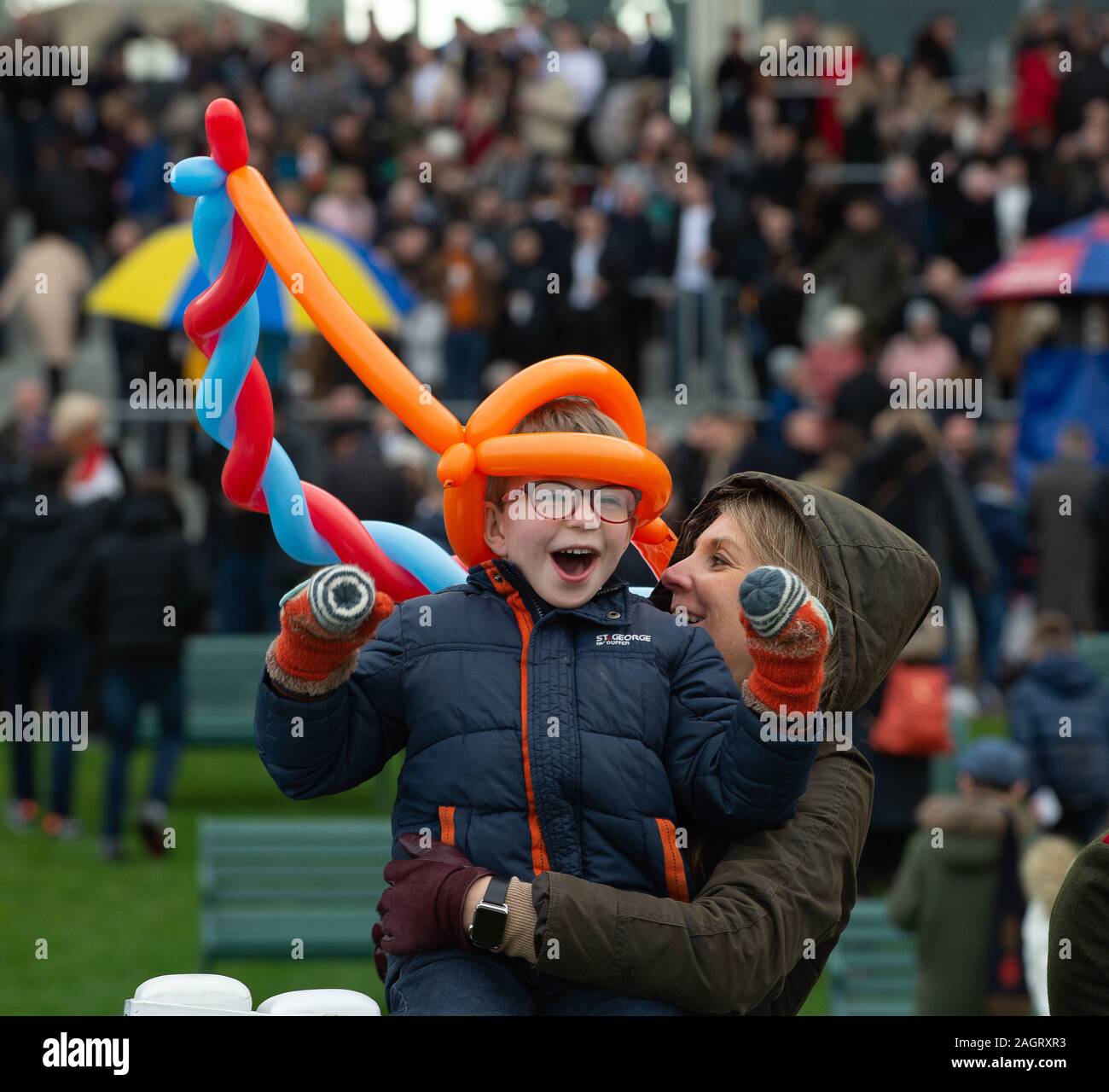 Pferderennbahn Ascot, Berkshire, Großbritannien. 21 Dez, 2019. Weihnachten Familie Ascot Racegoers Racing Wochenende, genießen die Weihnachten Racing Wochenende Familie Raceday. Credit: alamy Live News/Credit: Maureen Maureen McLean McLean/Alamy leben Nachrichten Stockfoto