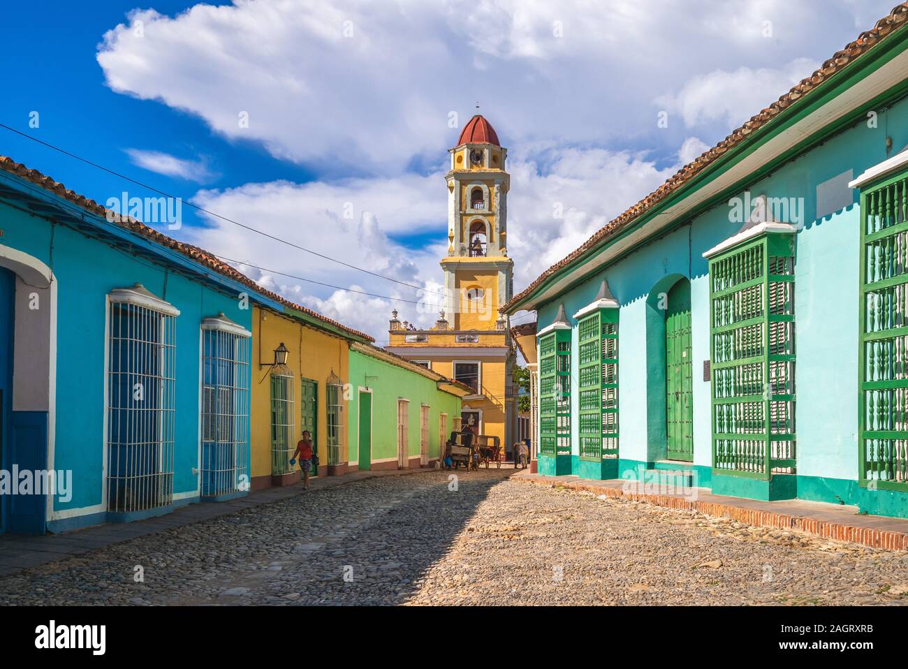 Blick auf die Straße und der Glockenturm von Trinidad, Kuba Stockfoto