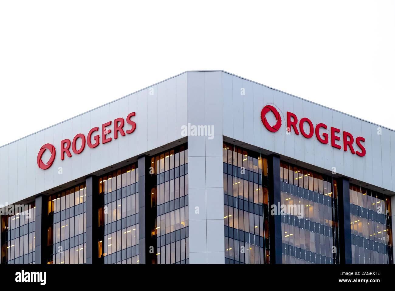 Calgary, Alberta. Kanada 20.Dezember 2019. Rogers CommunicationsTelecommunications Firma, Gebäude Zeichen top in Downtown Calgary. Rogers Partner mit der Stockfoto