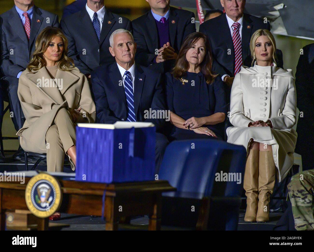 Suitland, Maryland, USA. 20 Dez, 2019. Von links nach rechts: First Lady Melania Trump, United States Vice President Mike Pence, Karen Pence, und die erste Tochter und Berater des Präsidenten Ivanka Trump zusehen, wie US-Präsident Donald J. Trumpf macht Erläuterungen und Zeichen S. 1790, der National Defense Authorization Act für das Geschäftsjahr 2020 bei Joint Base Andrews in Suitland, Maryland am Freitag, Dezember 20, 2019 Credit: Ron Sachs/CNP/ZUMA Draht/Alamy Live News Links Stockfoto