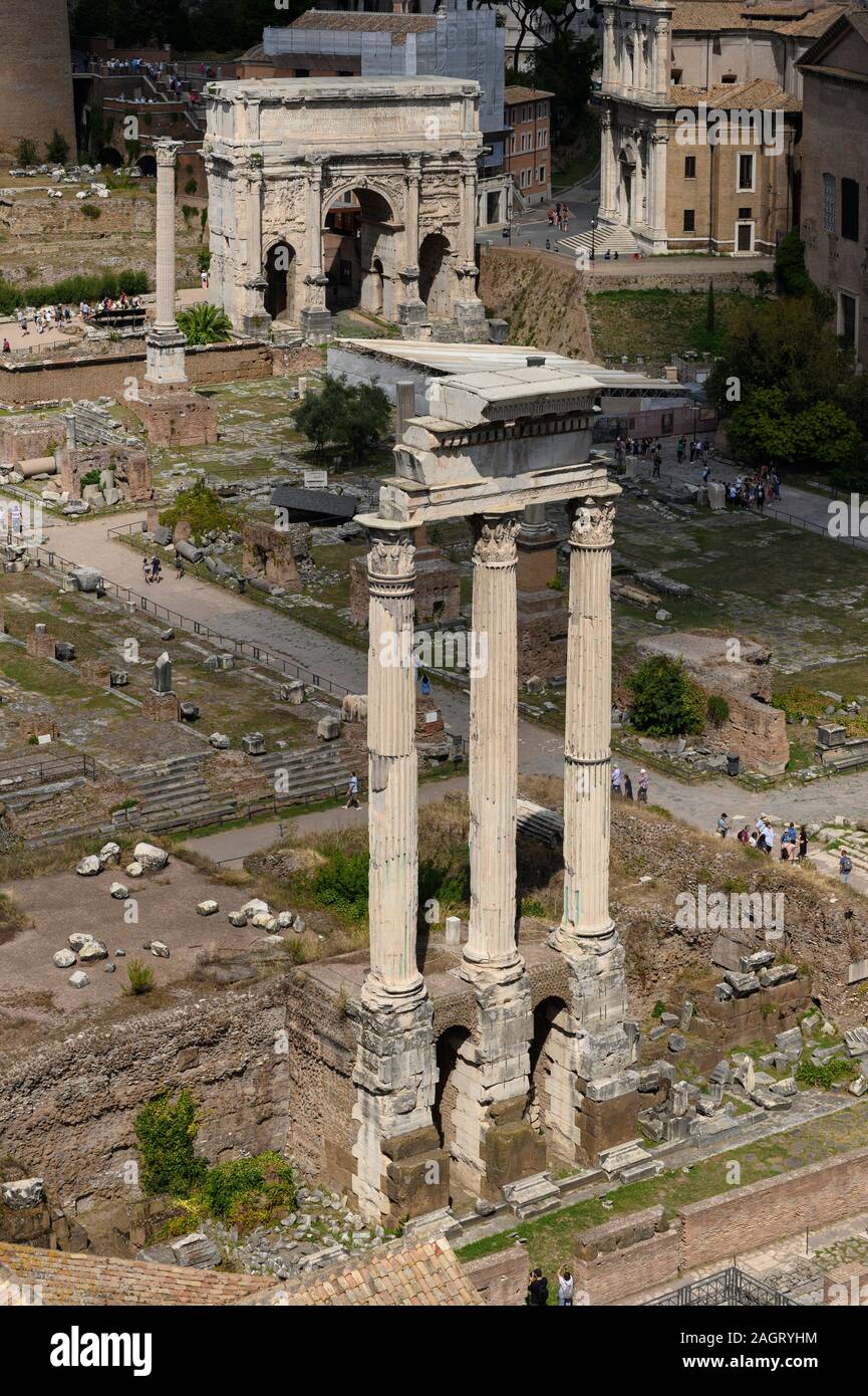 Rom. Italien. Forum Romanum (Forum Romanum/Foro Romano), verbleibenden korinthischen Säulen des Tempels von Castor & Pollux (Tempio dei Dioscuri), 495 v. Chr., für Stockfoto