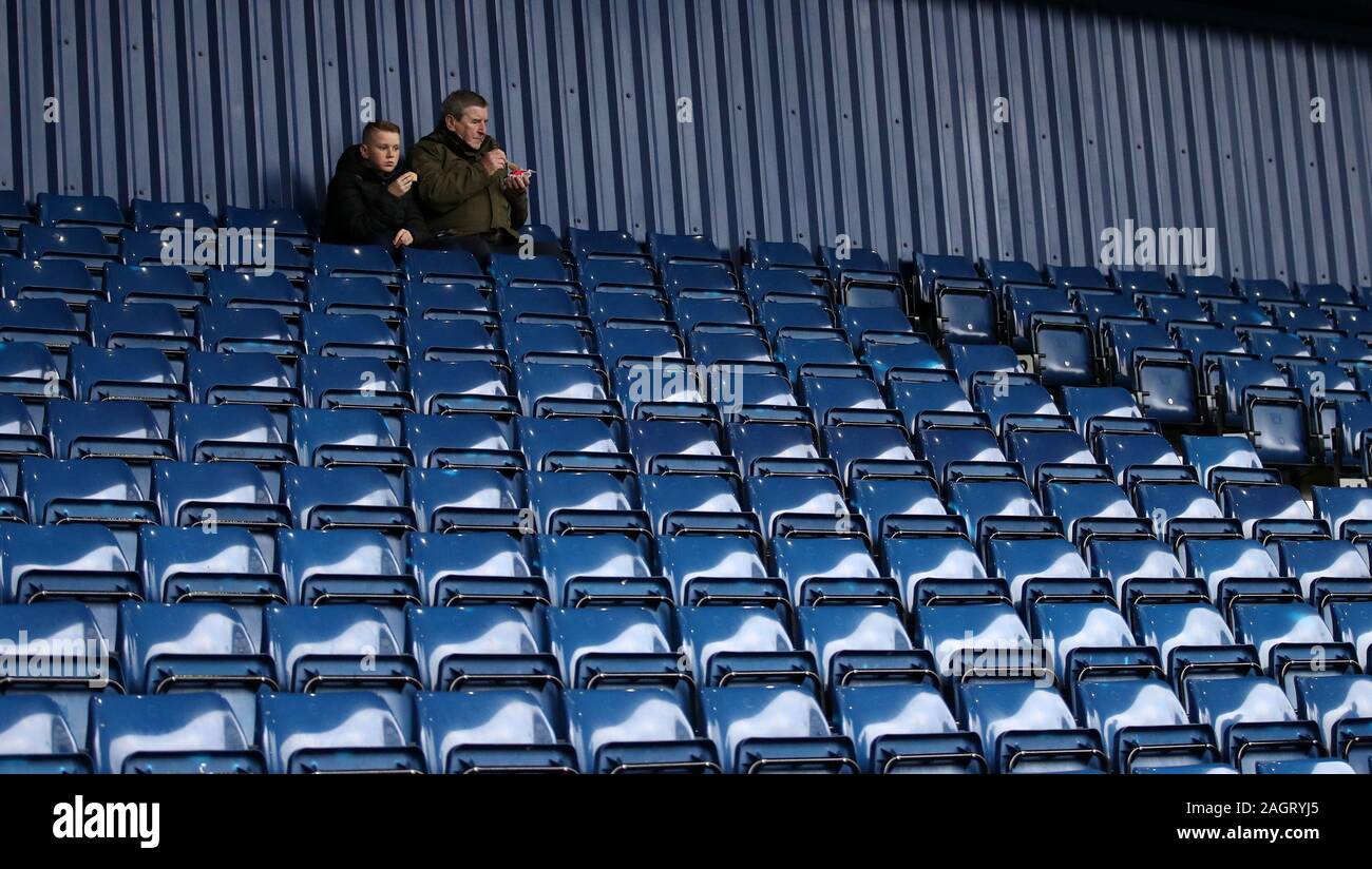 Zwei Fans auf den Tribünen vor dem Kick-off in den Himmel Wette Championship Match in West Bromwich, West Bromwich. Stockfoto