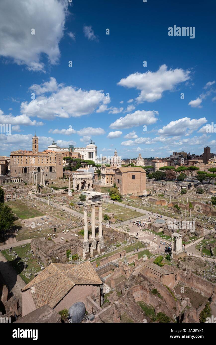 Rom. Italien. Blick auf das Forum Romanum (Forum Romanum/Foro Romano) vom Palatin Hügel mit Blick auf das Kapitol. Im Vordergrund sind die Rema Stockfoto