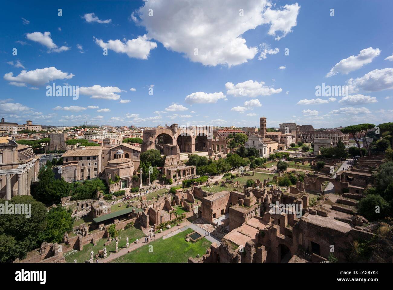 Rom. Italien. Blick auf das Forum Romanum (Forum Romanum/Foro Romano) vom Palatin. Im Vordergrund sind die Reste des Hauses des Vestals, bey Stockfoto