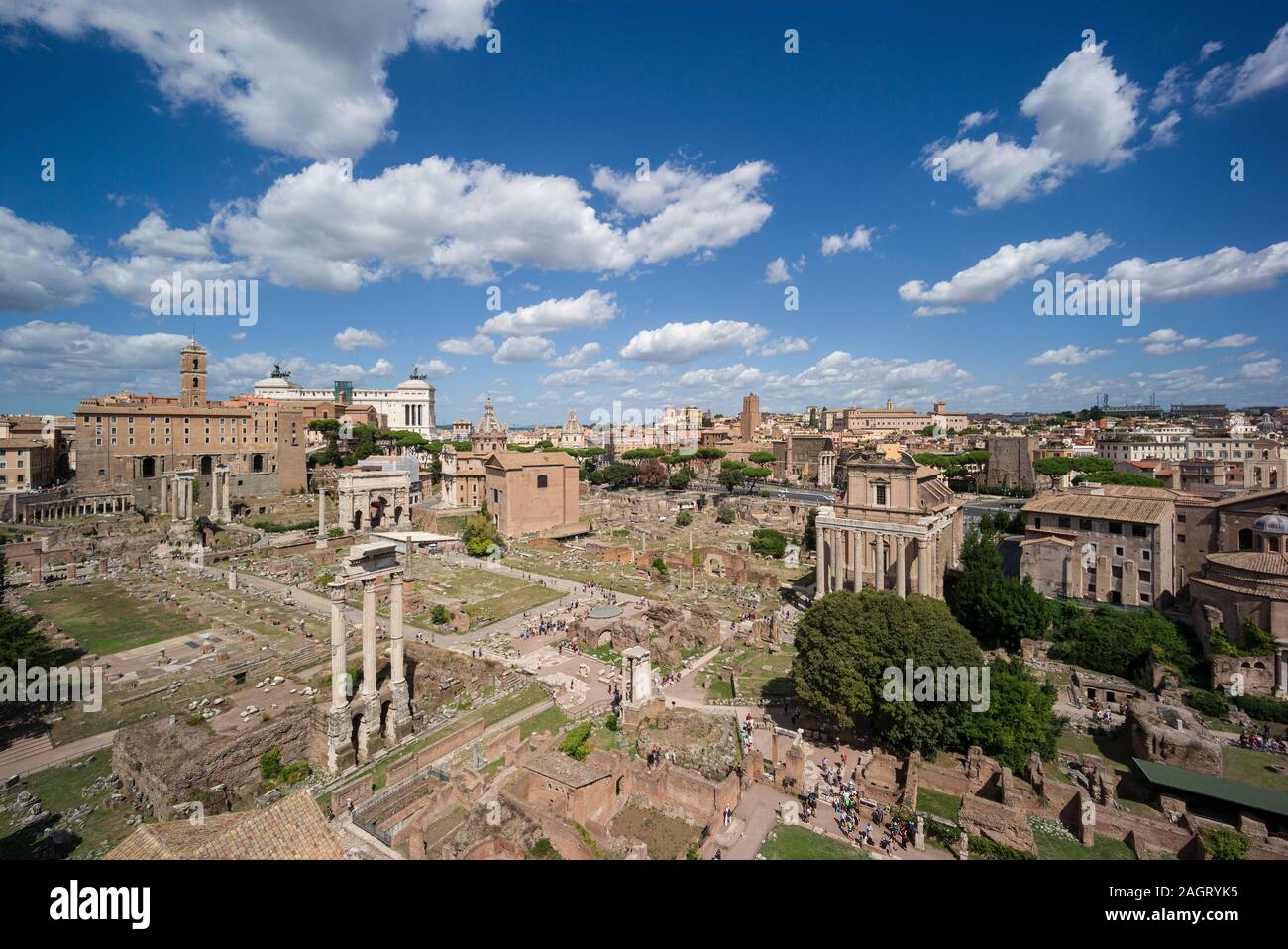 Rom. Italien. Blick auf das Forum Romanum (Forum Romanum/Foro Romano) vom Palatin. Im Vordergrund sind die Überreste der Tempel von Castor und Umfrage Stockfoto