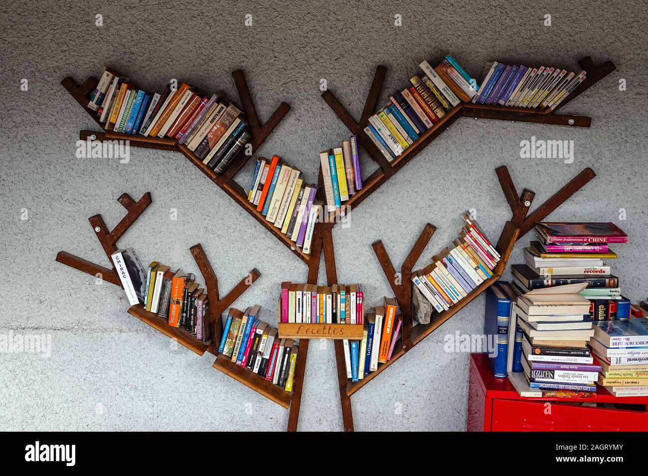 Outdoor Bibliothek mit Bücherregalen, Tisch und Sitzgelegenheiten, Niaux, Frankreich Stockfoto