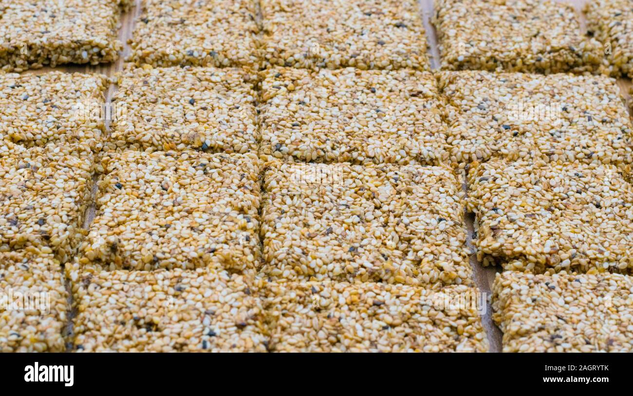 Sesam candy Würfel, eine traditionelle und Festival süß von Indien und Pakistan Stockfoto