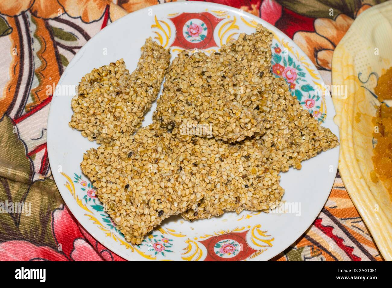 Sesam Candy, eine traditionelle und Festival süß von Indien und Pakistan in eine weiße Platte. Stockfoto