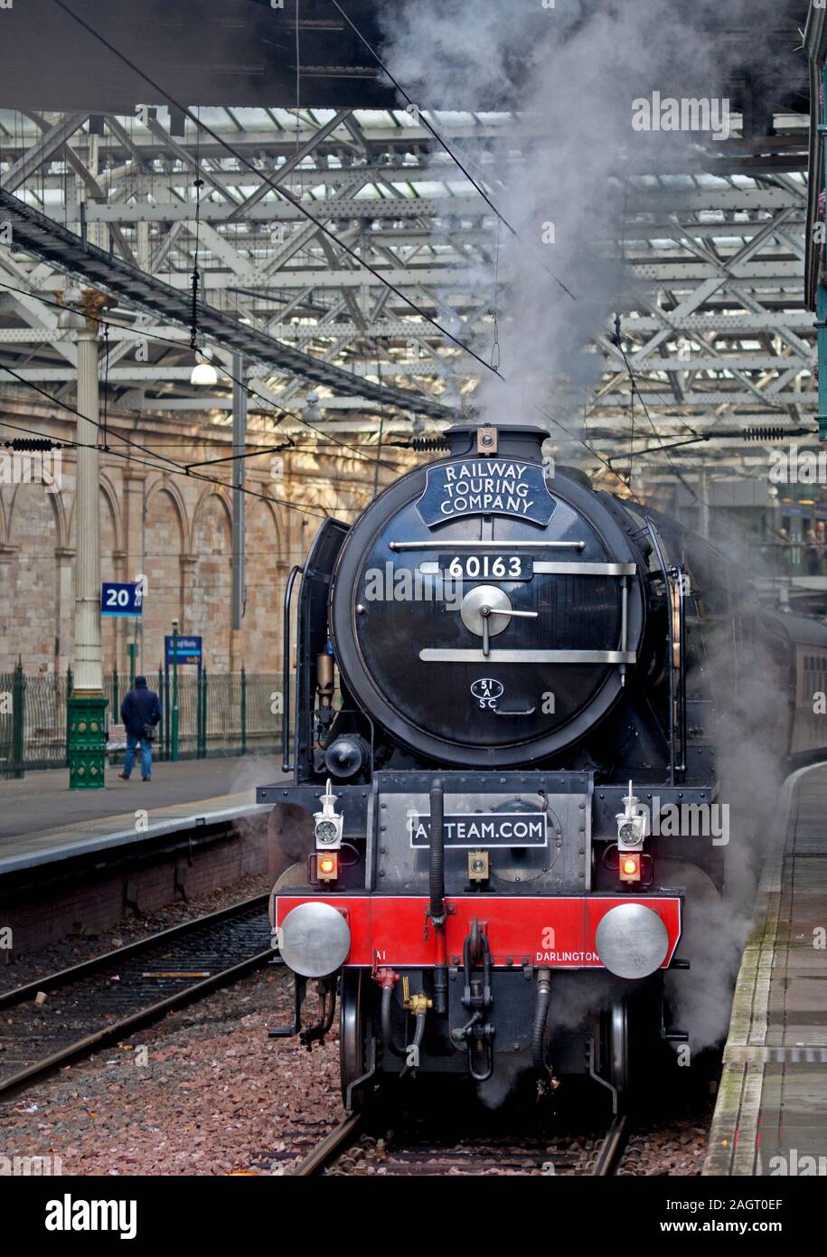 Waverley Station, Edinburgh, Schottland. 21.. Dezember 2019 die Ankunft der Tornado-Dampflokomotive, die 11 Wagen zieht, stellte die Railway Touring Company eine Dampflokomotive bereit. Stockfoto