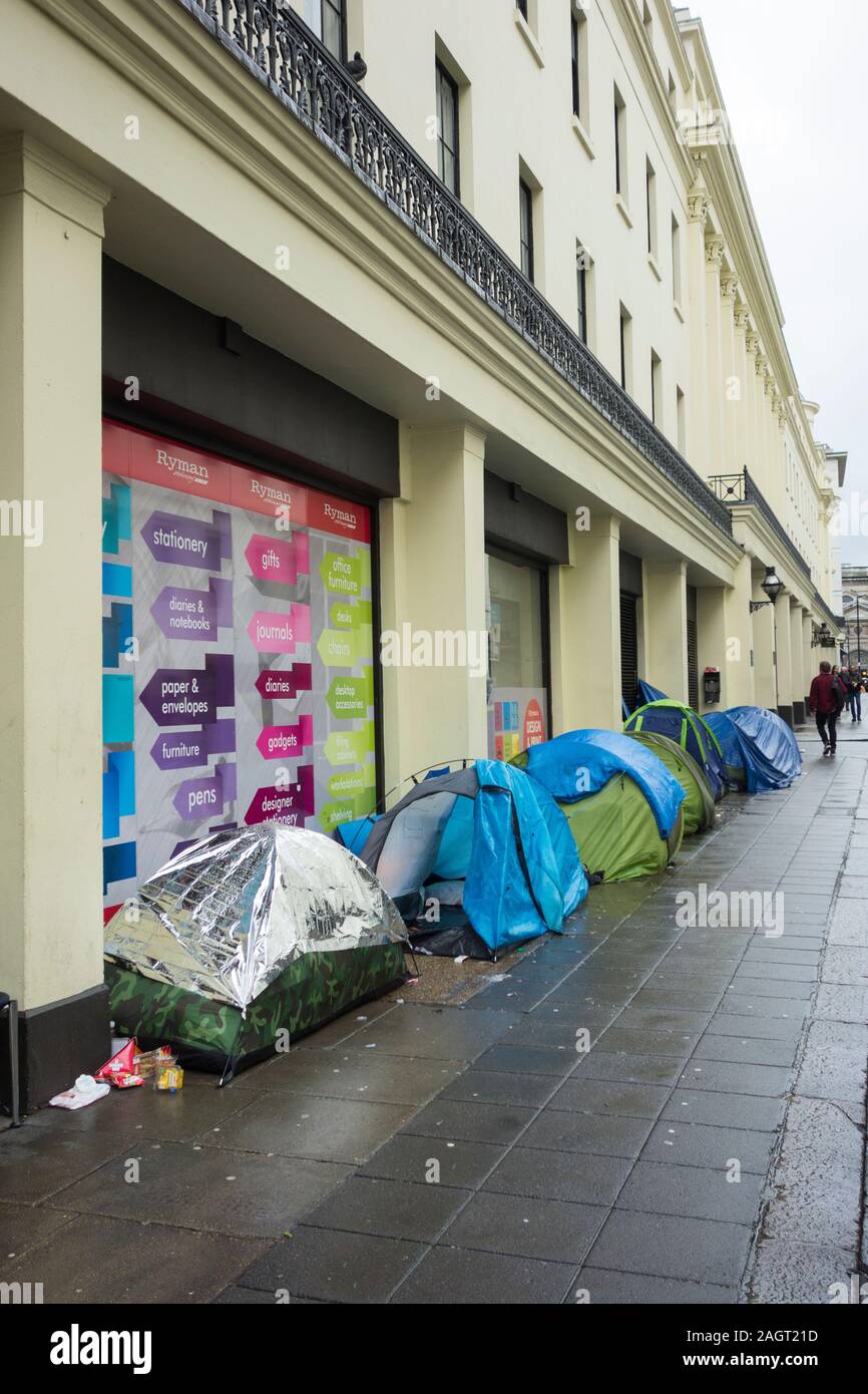 Eine Reihe von Zelten für Rough Sleepers auf William IV Street, in der Nähe von Charing Cross Station in London's West End, Großbritannien Stockfoto