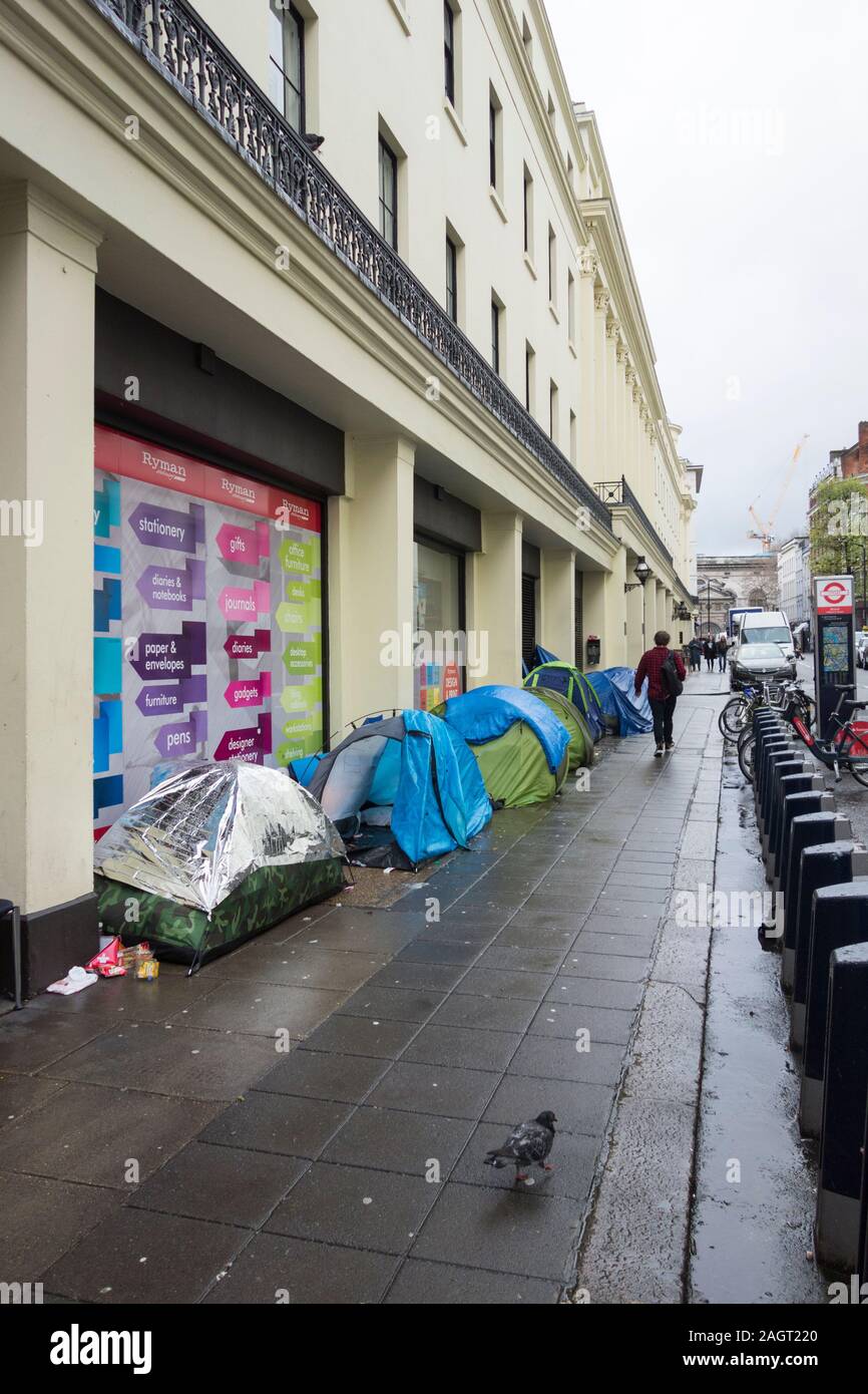Eine Reihe von Zelten für Rough Sleepers auf William IV Street, in der Nähe von Charing Cross Station in London's West End, Großbritannien Stockfoto