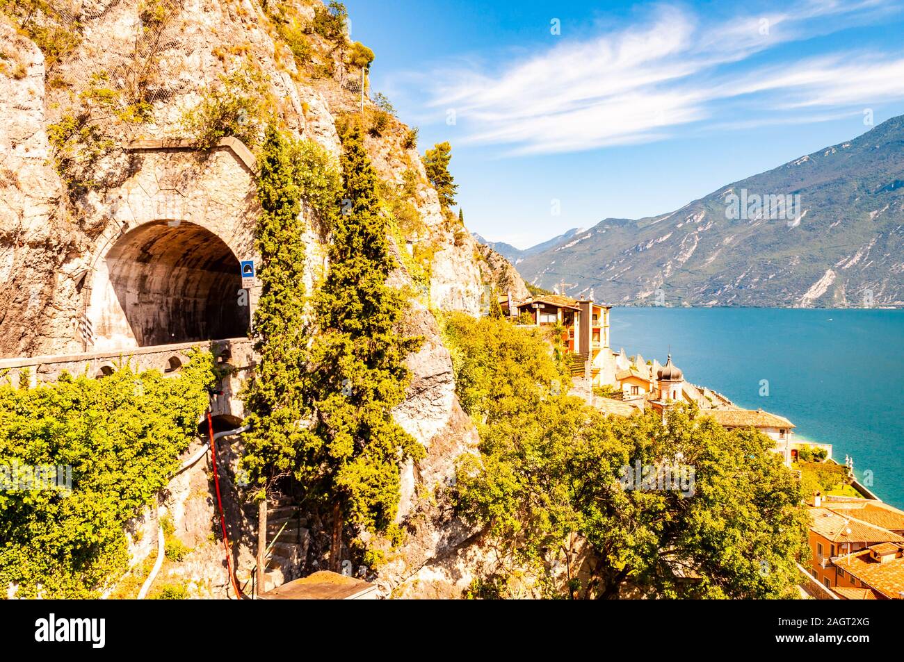 Herrlicher Panoramablick auf die Straße rund um den Gardasee voll von Tunnels und Galerien in den Felsen am Rand der Küste gemacht Stockfoto