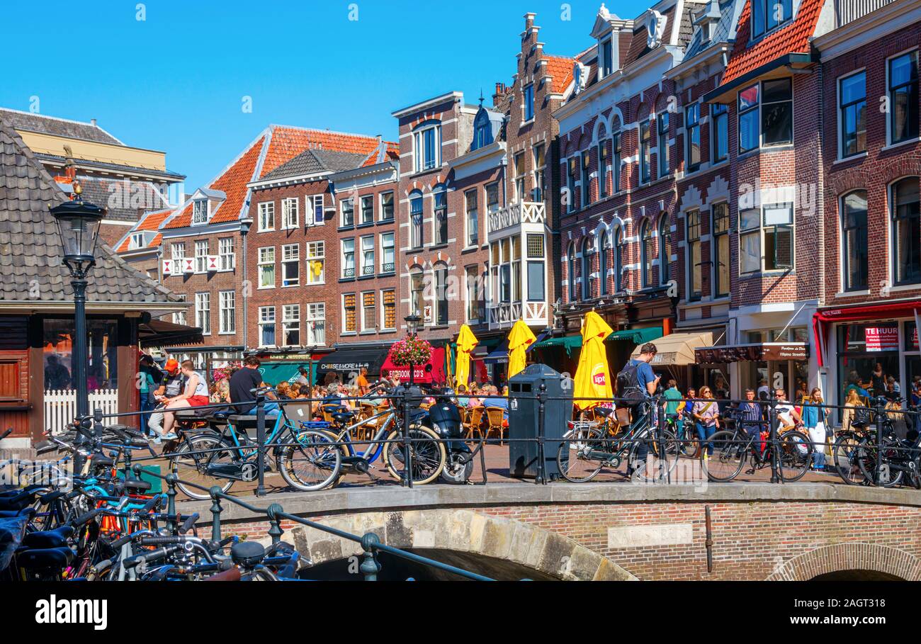 Utrecht City Centre mit Touristen am Vismarkt (Fischmarkt) und Kalisbrug (Kalis Brücke) an einem sonnigen Nachmittag. Die Niederlande. Stockfoto