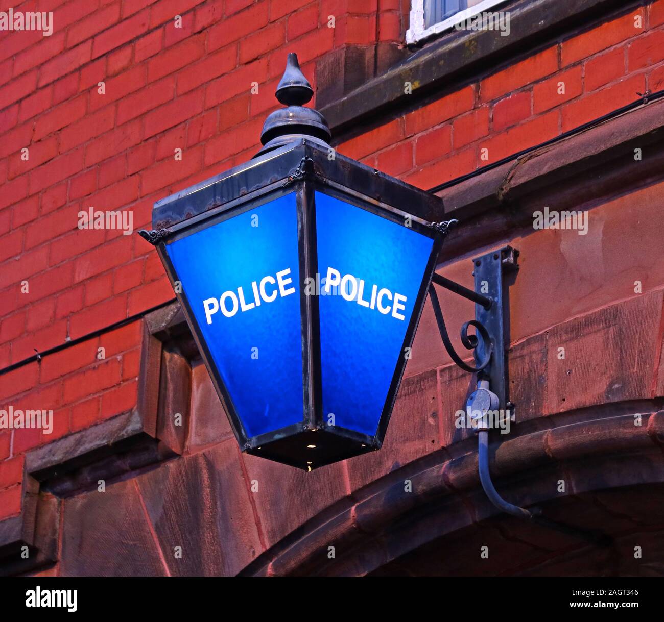 Dixon von Dock grün Art britischen Blau Polizei Lampe, Polizeistation, grappenhall Straße, Stockton Heide, Warrington, Cheshire, England, UK, WA4 2AF Stockfoto