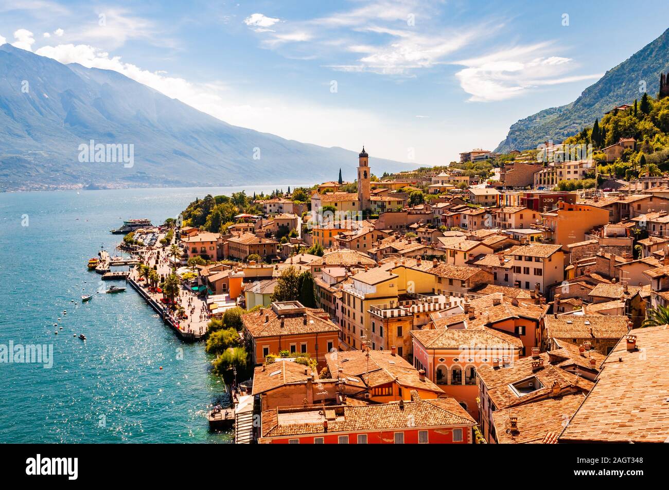 Limone Sul Garda stadtbild am Ufer des Gardasees in Norditalien von der malerischen Natur umgeben. Tolle italienische Städte Stockfoto