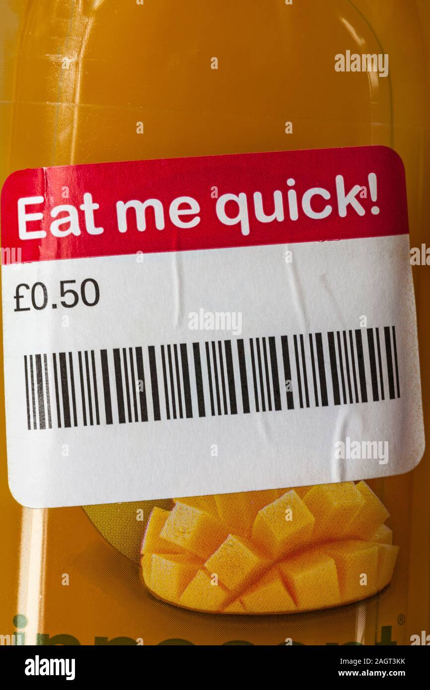 Mich Essen schnelle Etikett auf der Flasche von Unschuldigen Apfel & Mango Fruchtsaftgetränk - Reduzierte kurze Haltbarkeit - Barcode Barcode Stockfoto