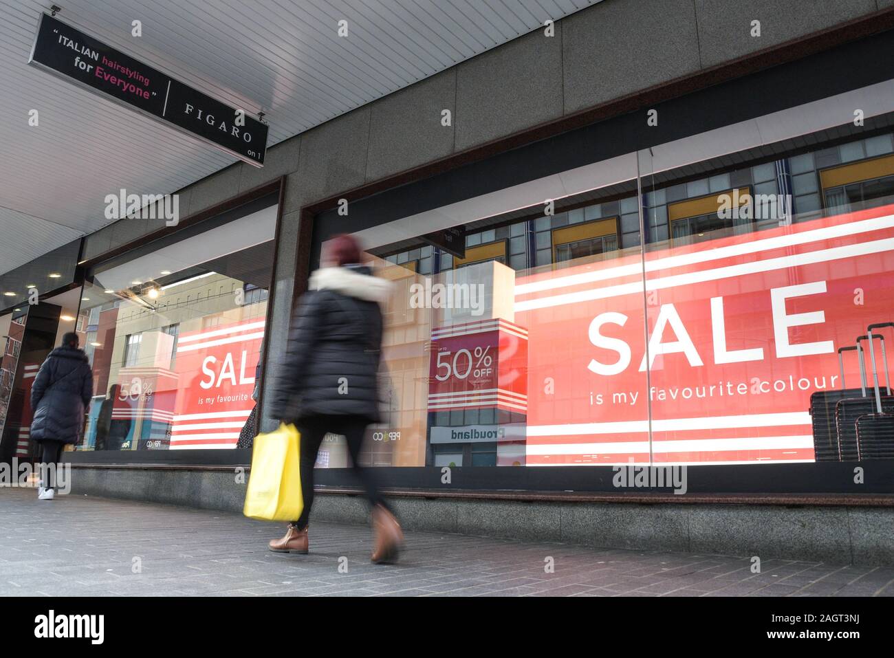 Birmingham, Großbritannien. Dezember 2019. Clevere Käufer sind in der Innenstadt von Birmingham unterwegs, da während des „Super Saturday“ am letzten Samstag vor Weihnachten, der als einer der geschäftigsten Einkaufstage des Jahres gilt, Verkäufe von bis zu 50 Prozent verfügbar waren. Bild aufgenommen am 21.12.2019. Quelle: Stop Press Media/Alamy Live News Stockfoto