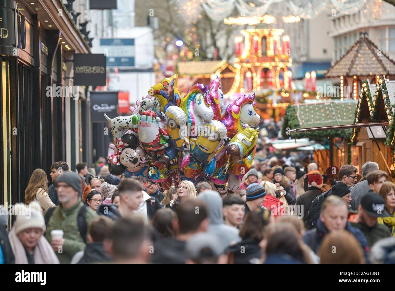 Birmingham, Großbritannien. Dezember 2019. Clevere Käufer sind in der Innenstadt von Birmingham unterwegs, da während des „Super Saturday“ am letzten Samstag vor Weihnachten, der als einer der geschäftigsten Einkaufstage des Jahres gilt, Verkäufe von bis zu 50 Prozent verfügbar waren. Bild aufgenommen am 21.12.2019. Quelle: Stop Press Media/Alamy Live News Stockfoto
