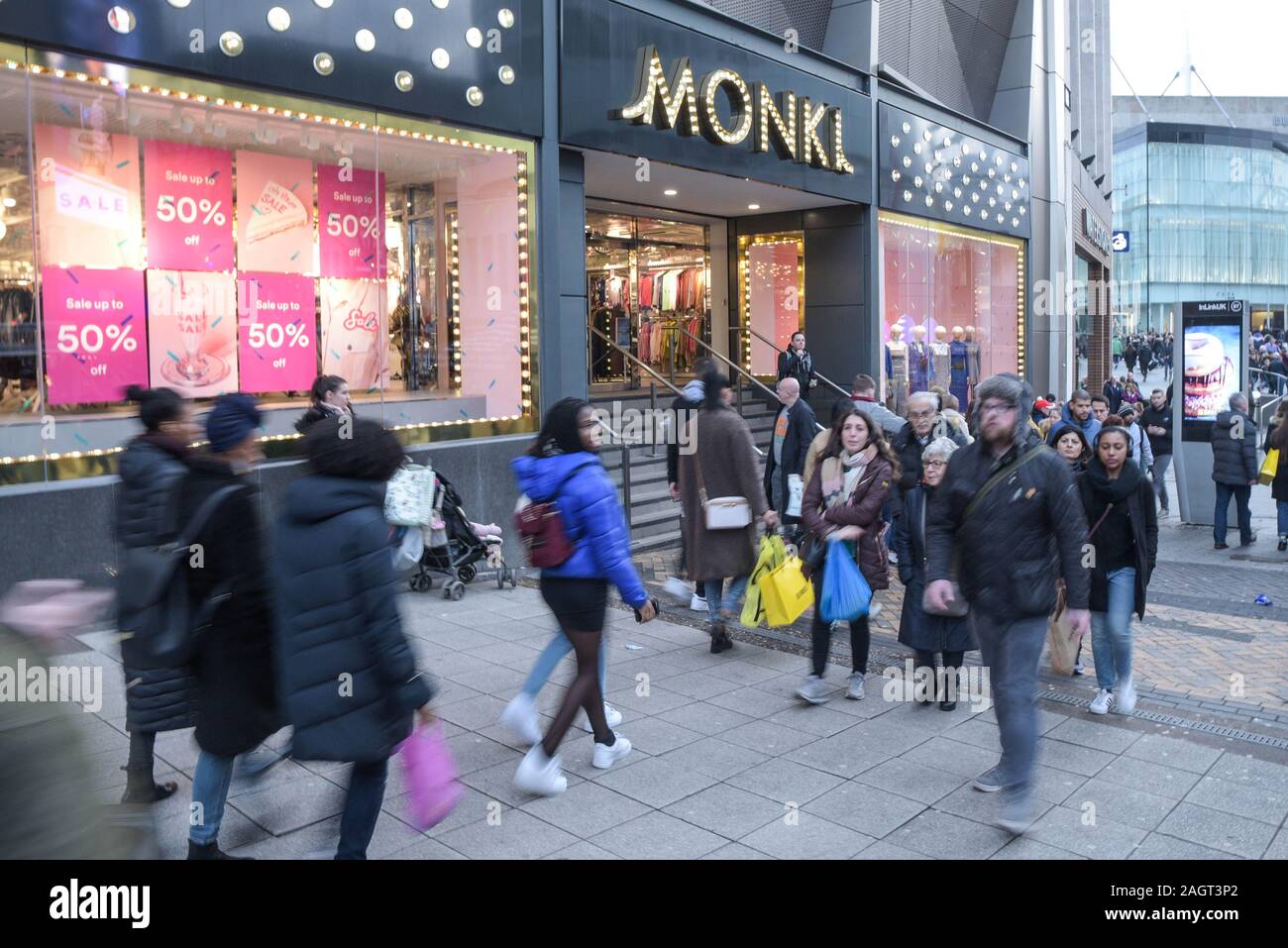 Birmingham, Großbritannien. Dezember 2019. Clevere Käufer sind in der Innenstadt von Birmingham unterwegs, da während des „Super Saturday“ am letzten Samstag vor Weihnachten, der als einer der geschäftigsten Einkaufstage des Jahres gilt, Verkäufe von bis zu 50 Prozent verfügbar waren. Bild aufgenommen am 21.12.2019. Quelle: Stop Press Media/Alamy Live News Stockfoto